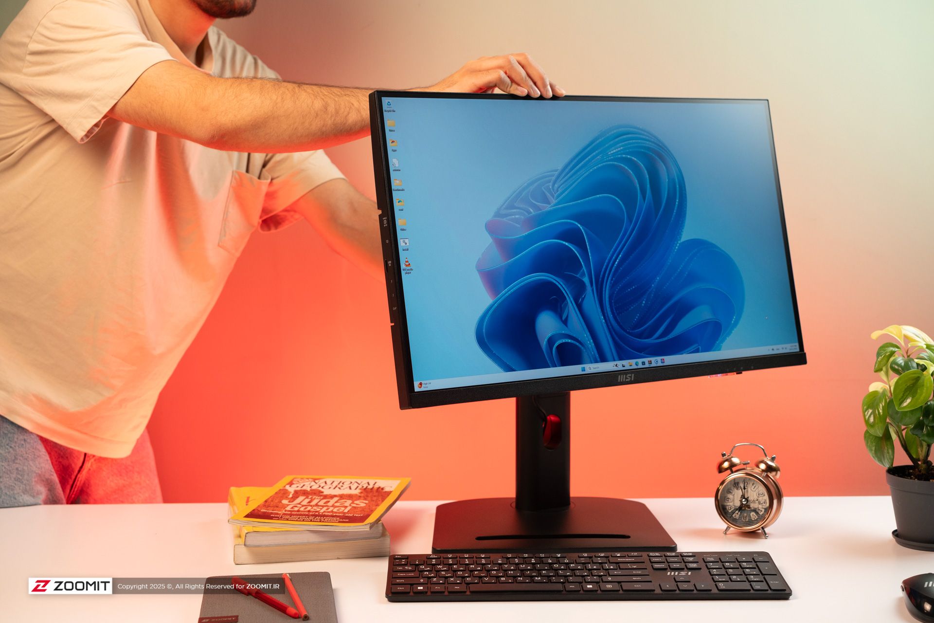 فردی در حال چرخاندن نمایشگر آل‌این‌وان MSI