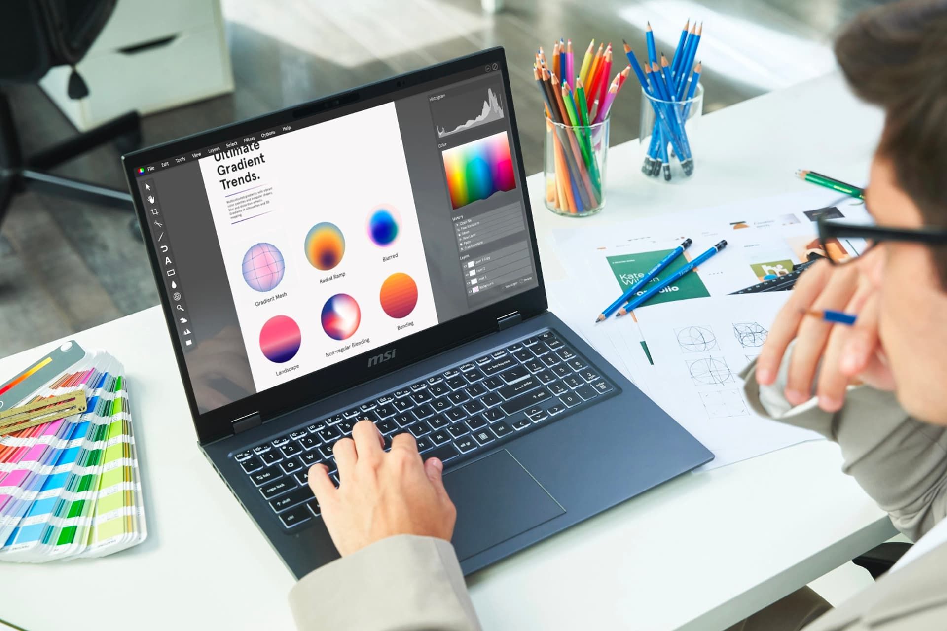 یک پسر جوان در حال کار با لپ تاپ MSI Prestige 16 AI Evo