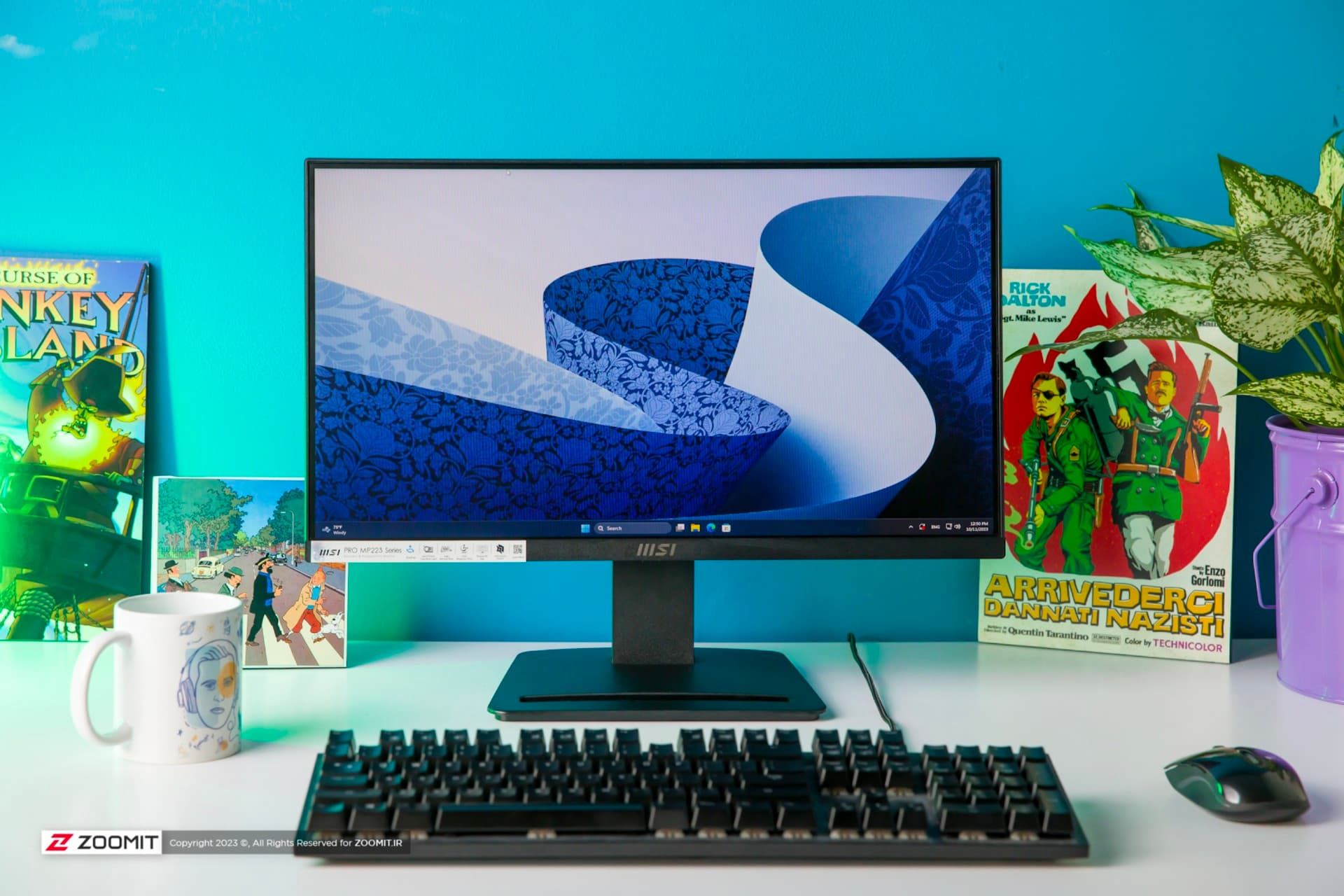 مانیتور MSI PRO MP223 روی میز از نمای جلو با کیبورد