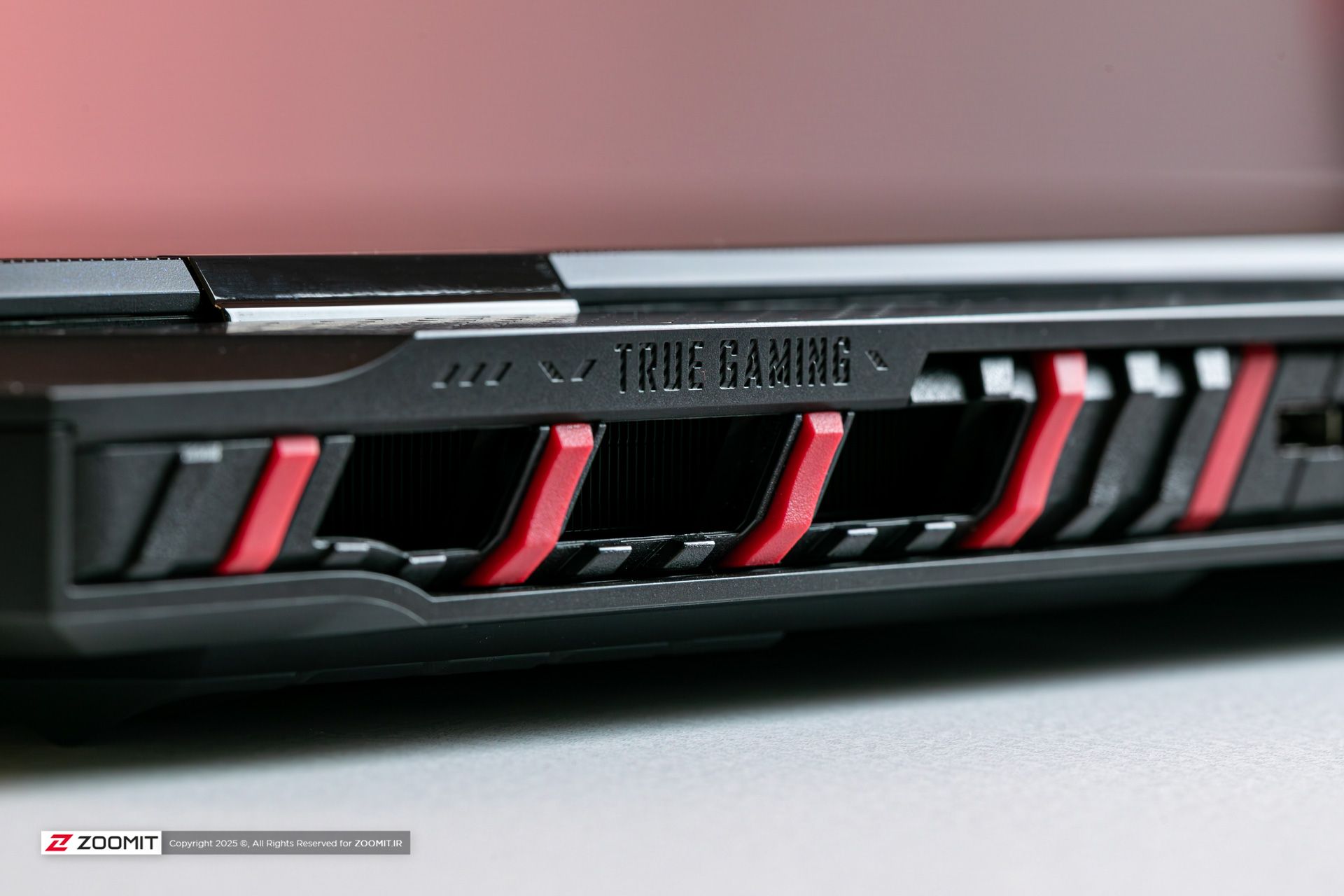 دریچه‌های خروج هوای داغ در  MSI Raider 18 HX AI A2XWX