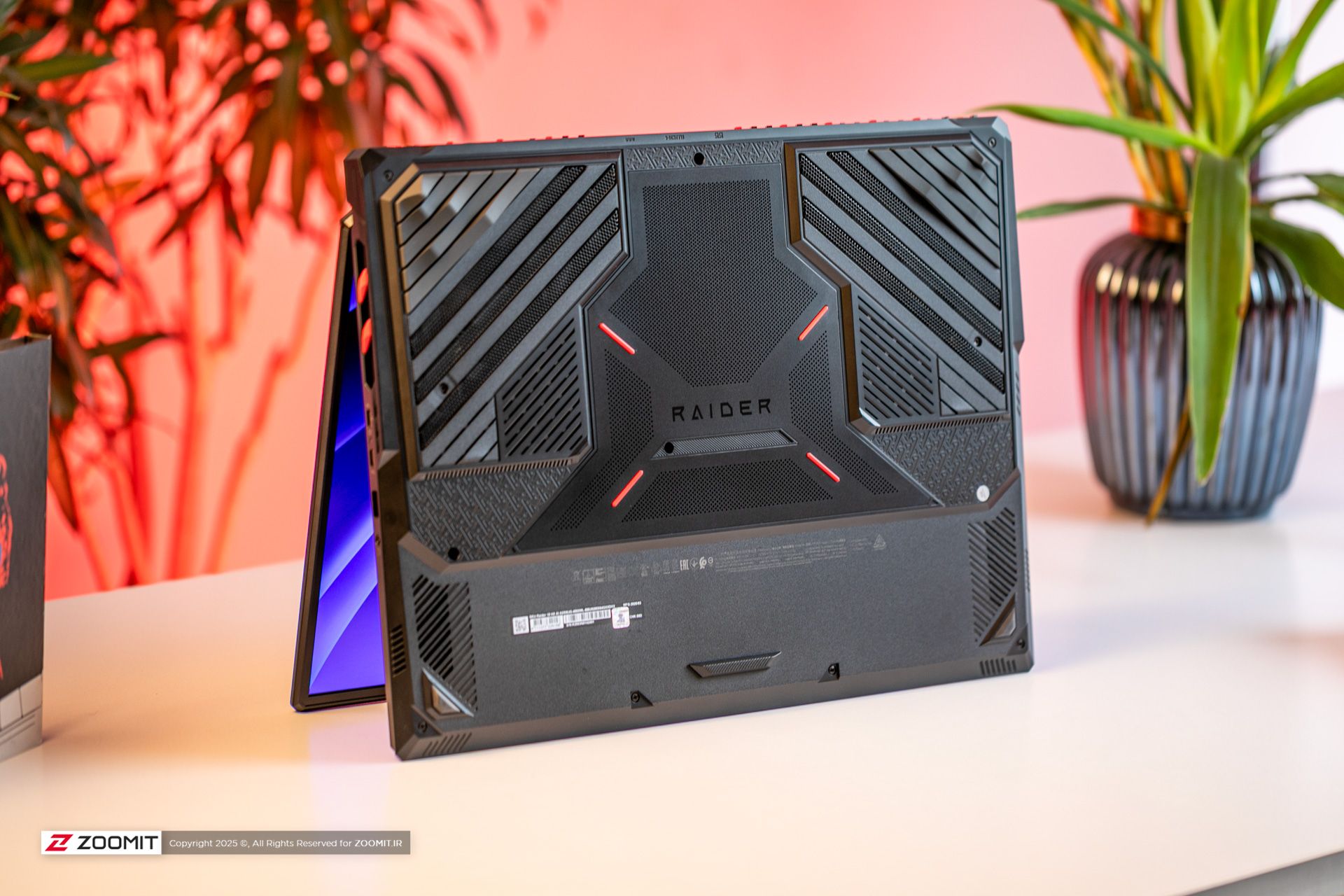 نمای زیرین لپ‌تاپ  MSI Raider 18 HX AI A2XWX