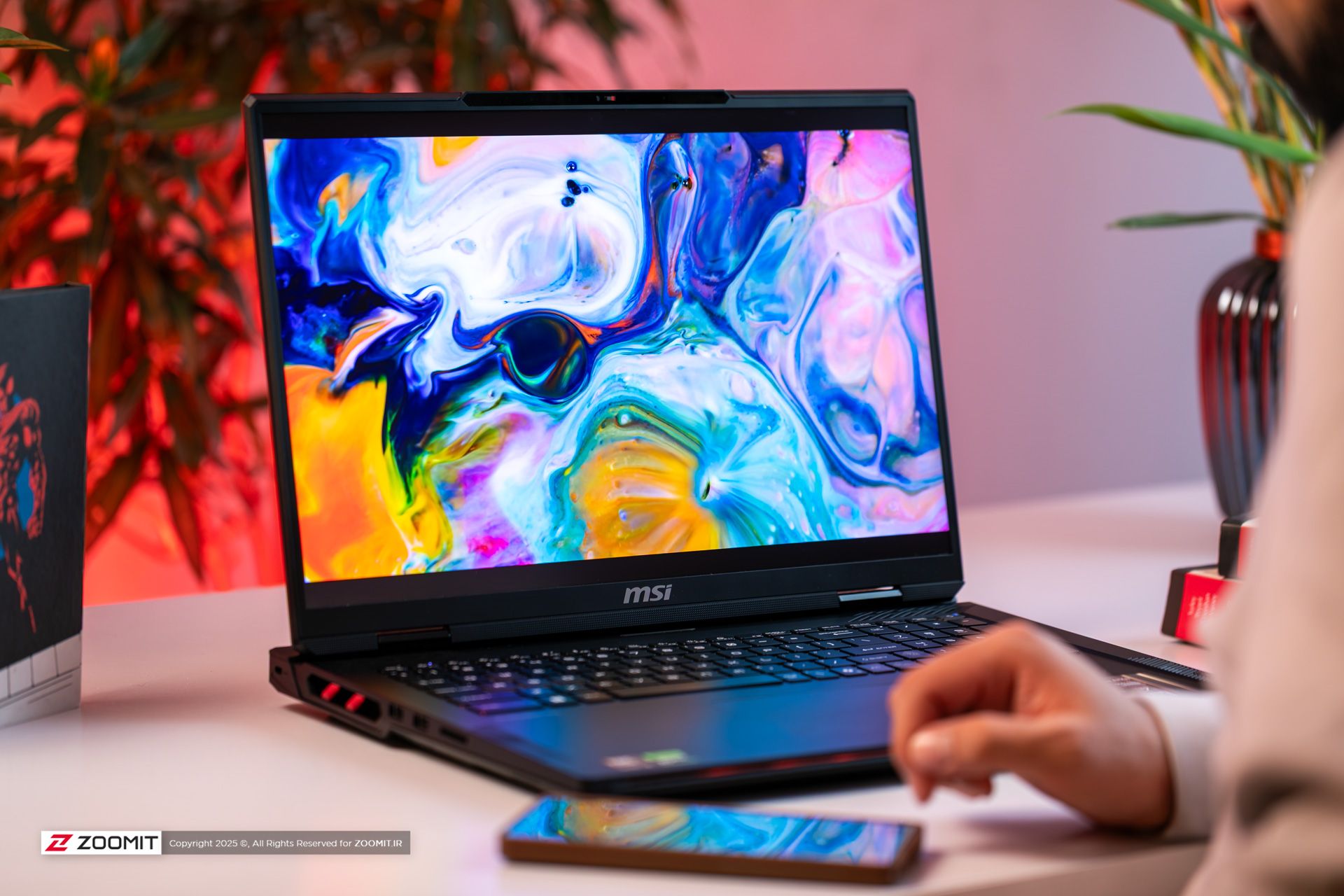 تماشای ویدیو با لپ‌تاپ  MSI Raider 18 HX AI A2XWX