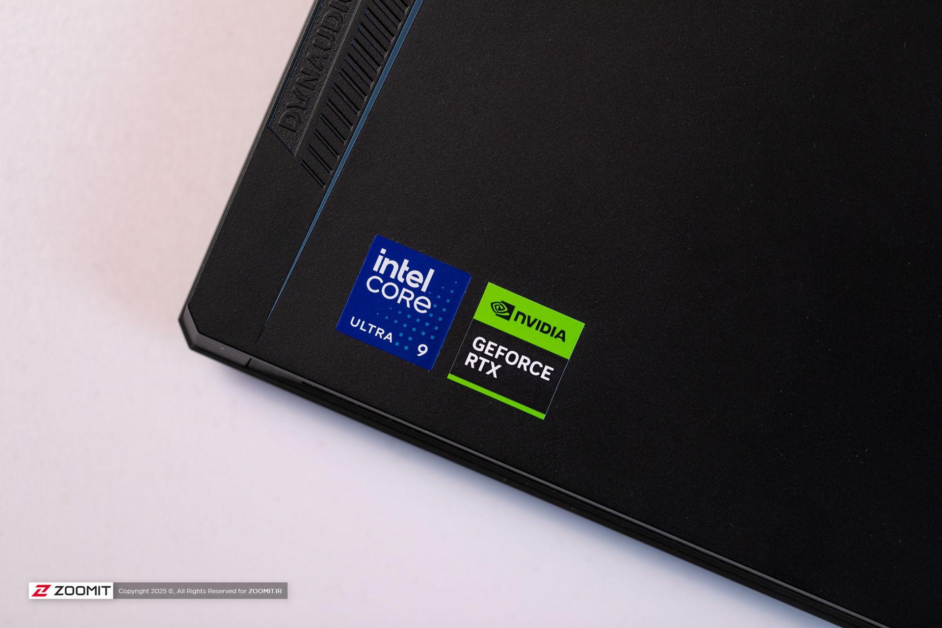 استیکر اینتل و انویدیا روی لپ‌تاپ  MSI Raider 18 HX AI A2XWX