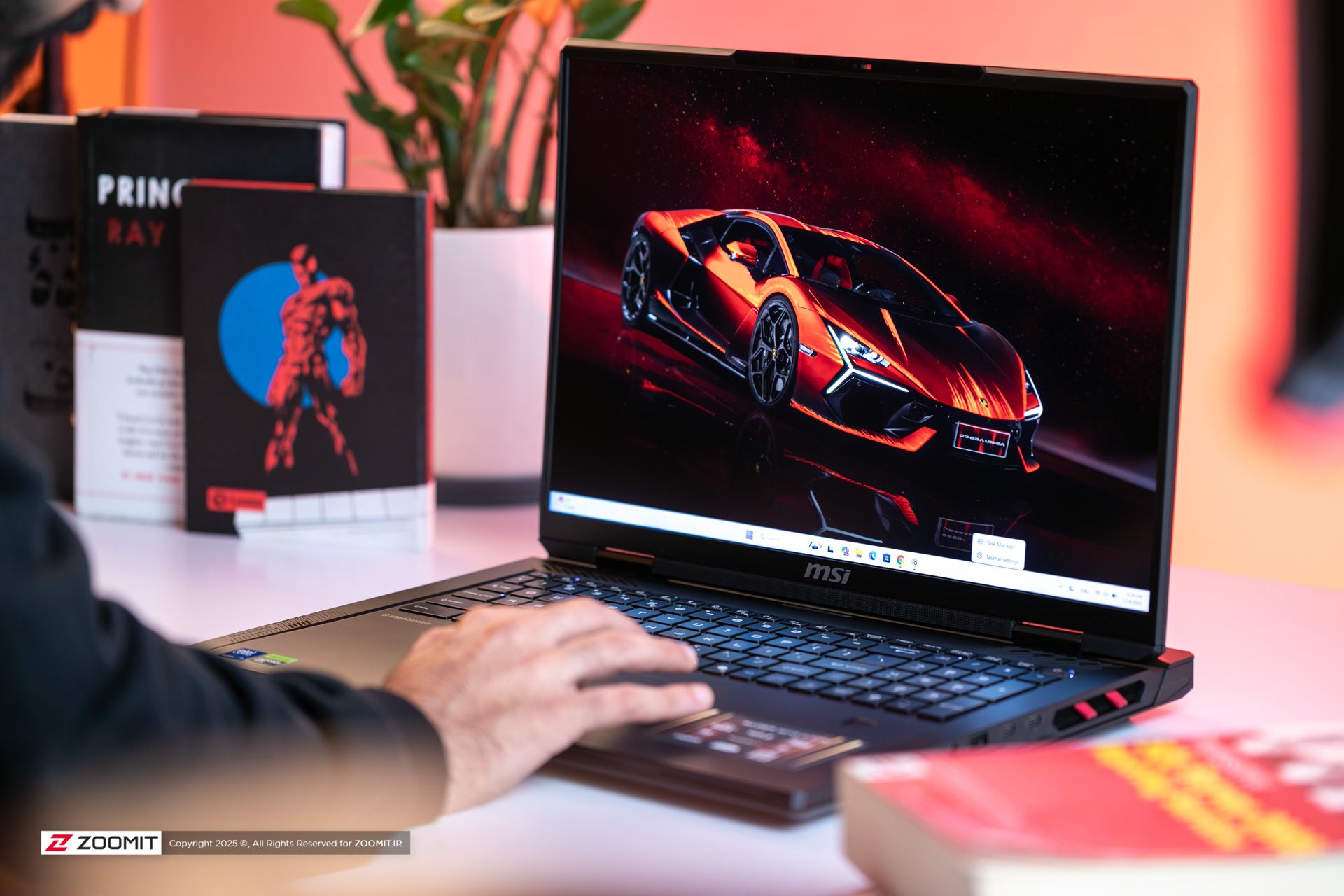 کار با لپ‌تاپ  MSI Raider 18 HX AI A2XWX