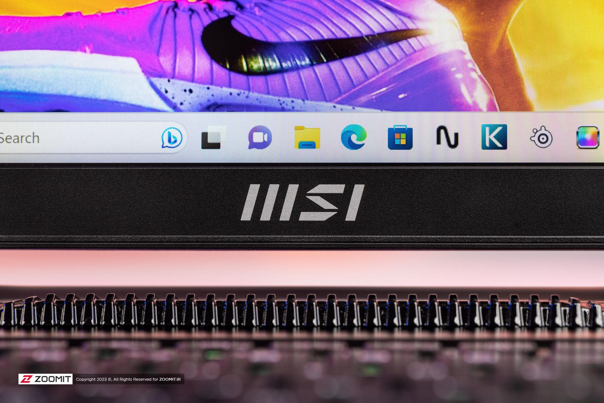 لوگوی MSI زیر نمایشگر لپ‌تاپ گیمینگ Raider GE78 HX