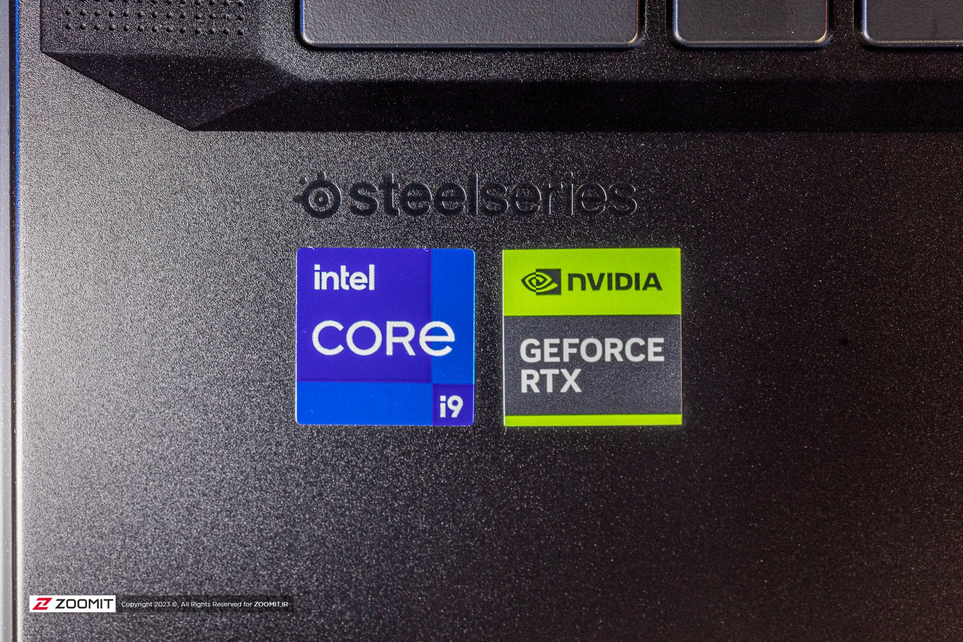 برچسب‌های انویدیا و اینتل روی لپ‌تاپ گیمینگ Raider GE78 HX ام‌اس‌آی