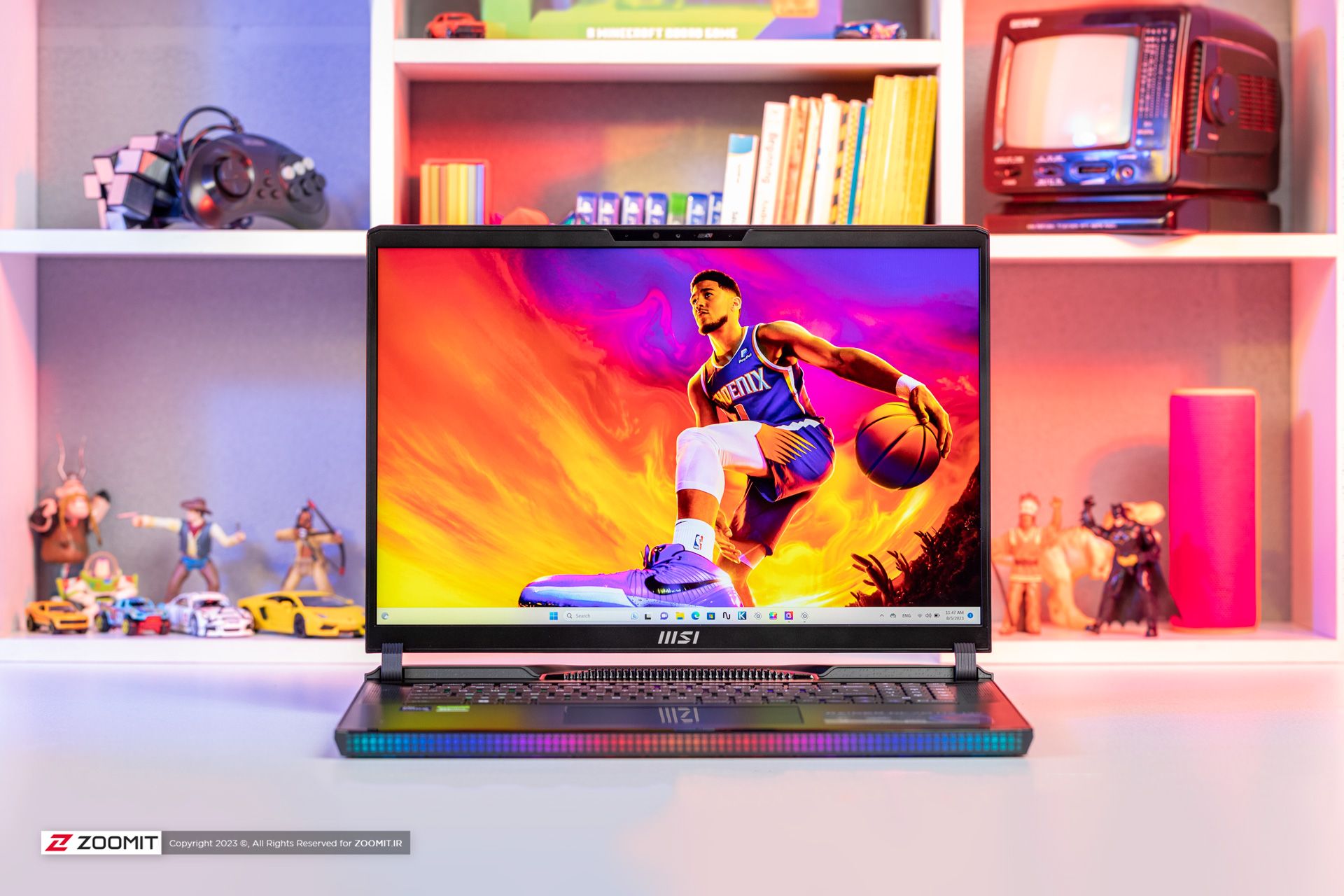 لپ‌تاپ گیمینگ Raider GE78 HX ام‌اس‌آی روی میز