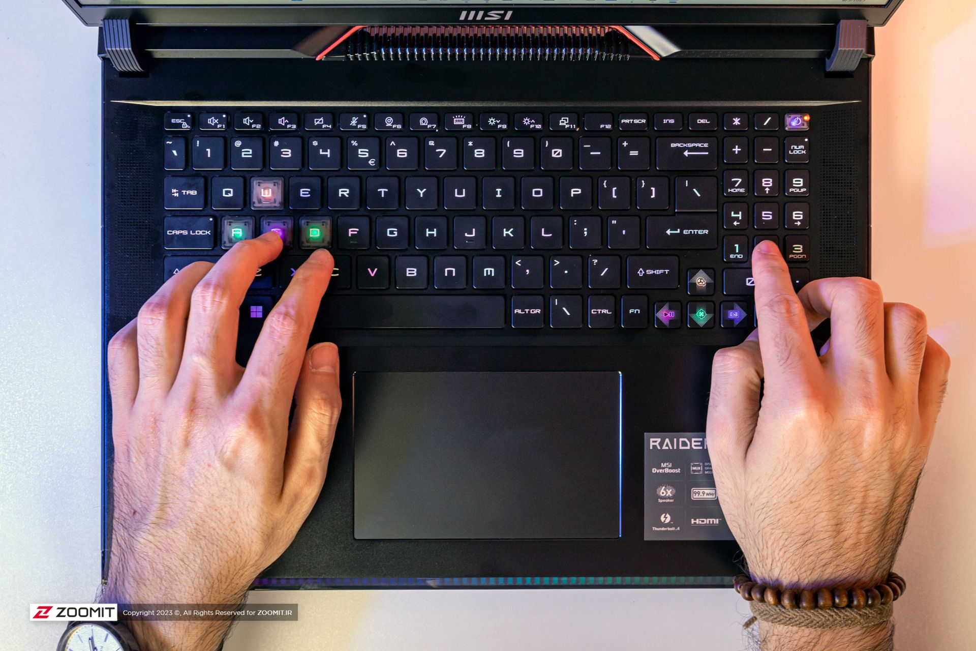 تایپ با لپ‌تاپ گیمینگ Raider GE78 HX ام‌اس‌آی از نمای بالا
