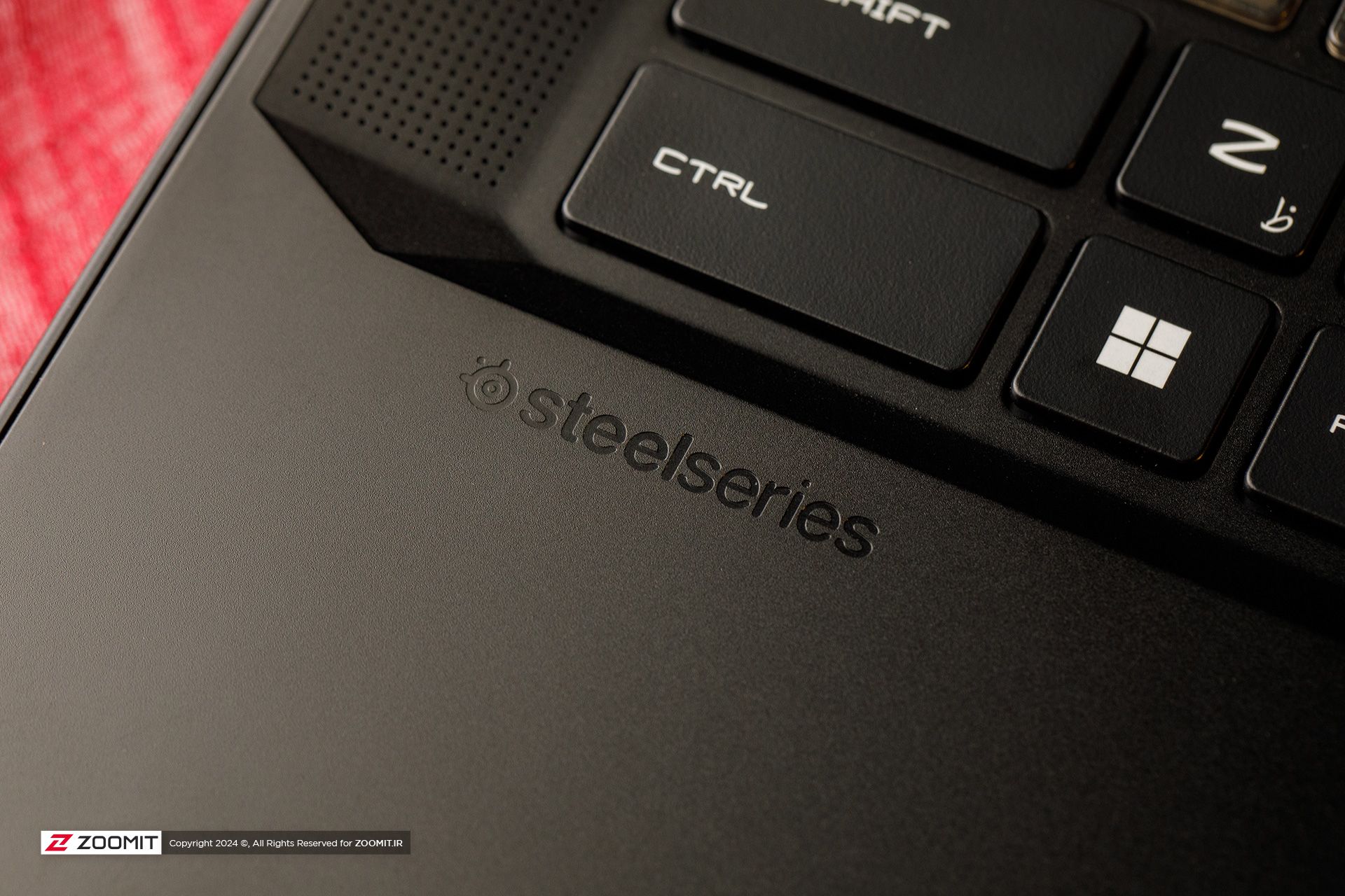 نماد SteelSeries روی شاسی لپ‌تاپ