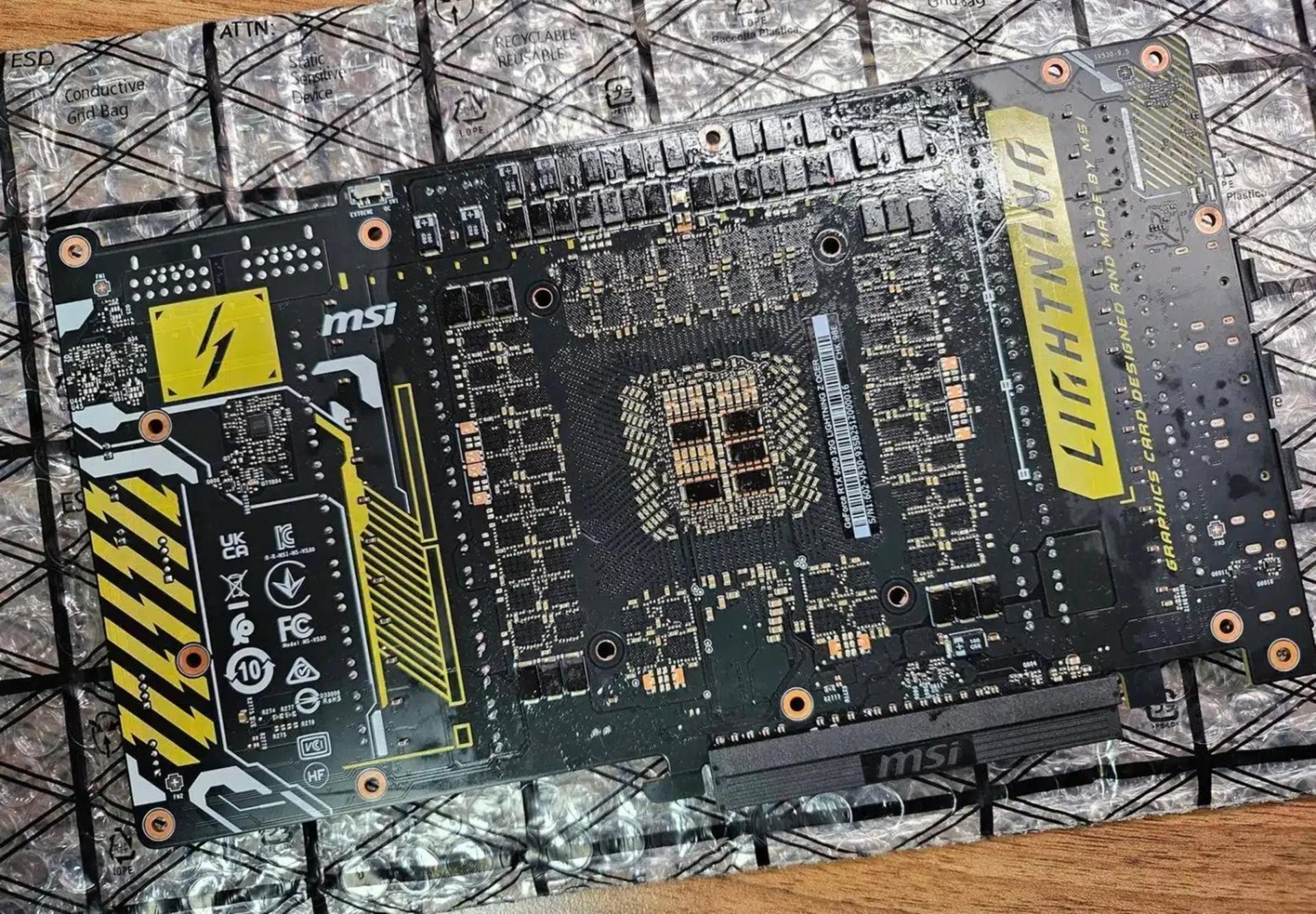 برد مدار چاپی کارت گرافیک MSI GeForce RTX 5090 Lightning Z OCER در رنگ مشکی و زرد