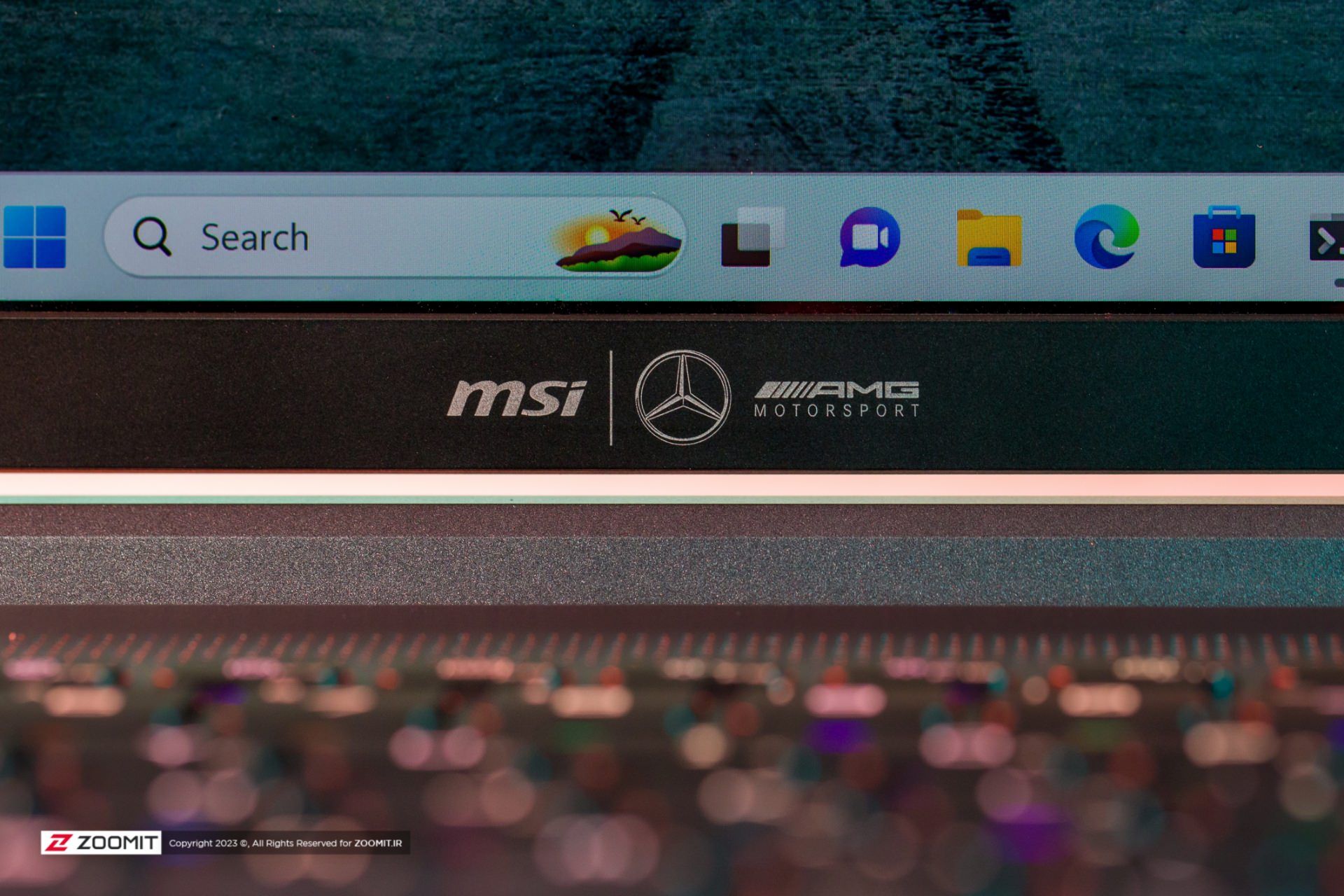 لوگوی مرسدس و ام اس آی روی حاشیه پایین صفحه نمایش Stealth 16 AMG