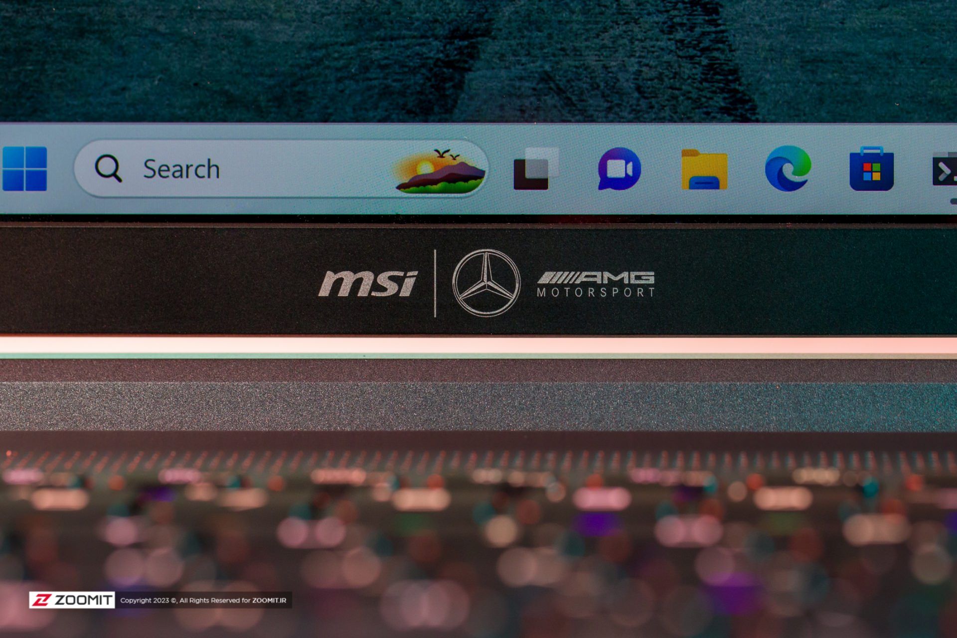لوگوی مرسدس و ام اس آی روی حاشیه پایین صفحه نمایش Stealth 16 AMG