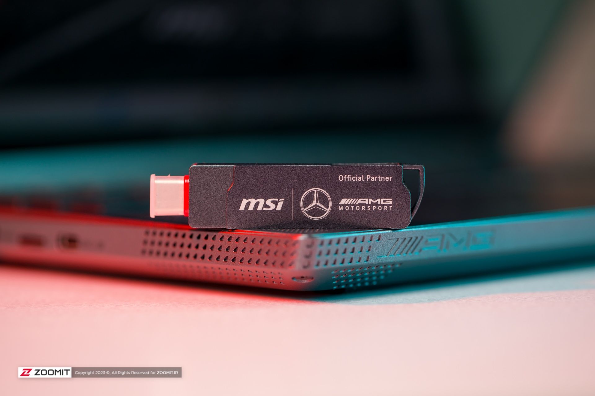 فلش USB همراه لپ تاپ ام اس آی Stealth 16 AMG