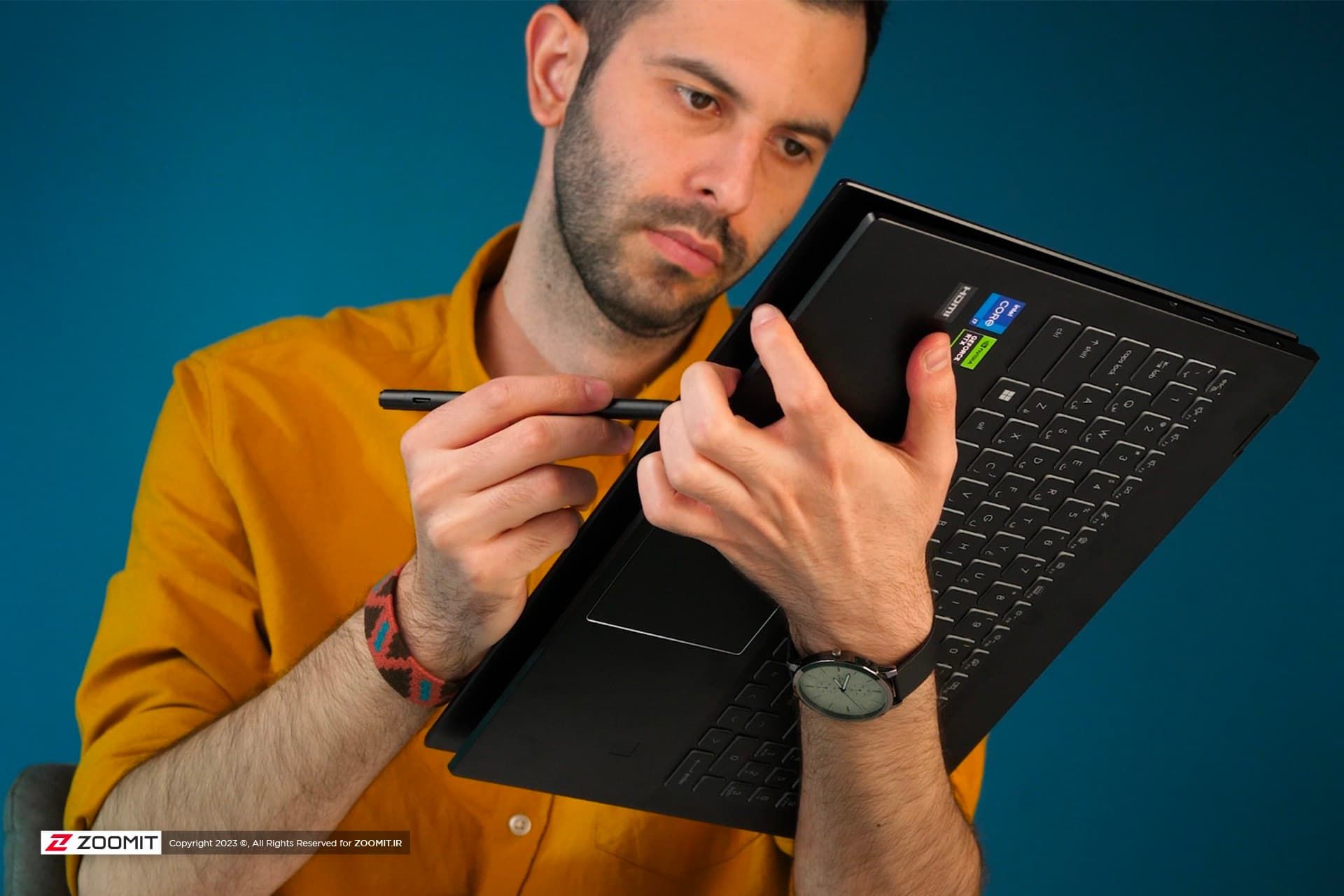 لپ تاپ MSI Summit E16 Flip در دست مرد جوان