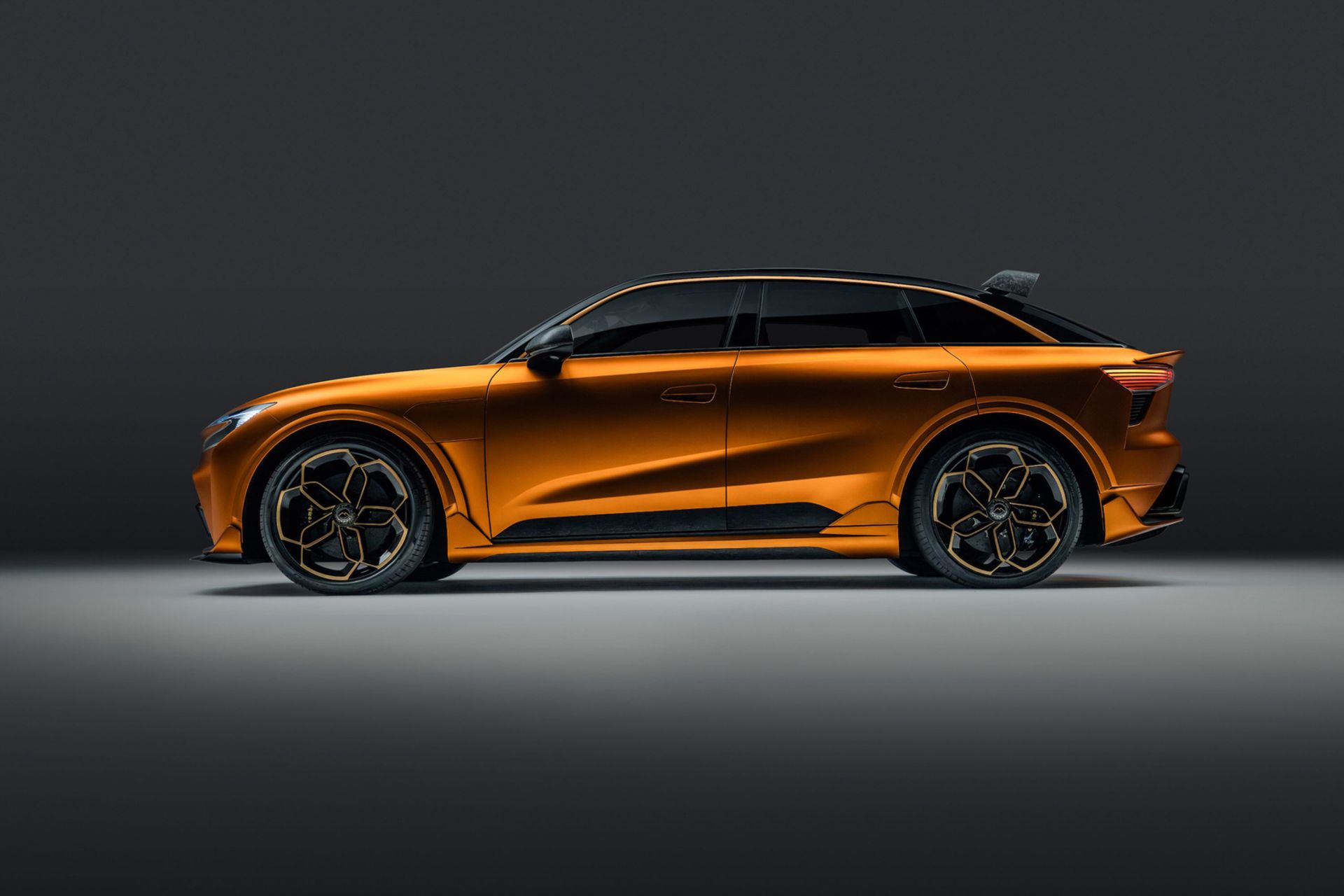 نمای کناری خودروی الکتریکی Mullen 5 RS با خطوط طراحی بدنه در رنگ نارنجی