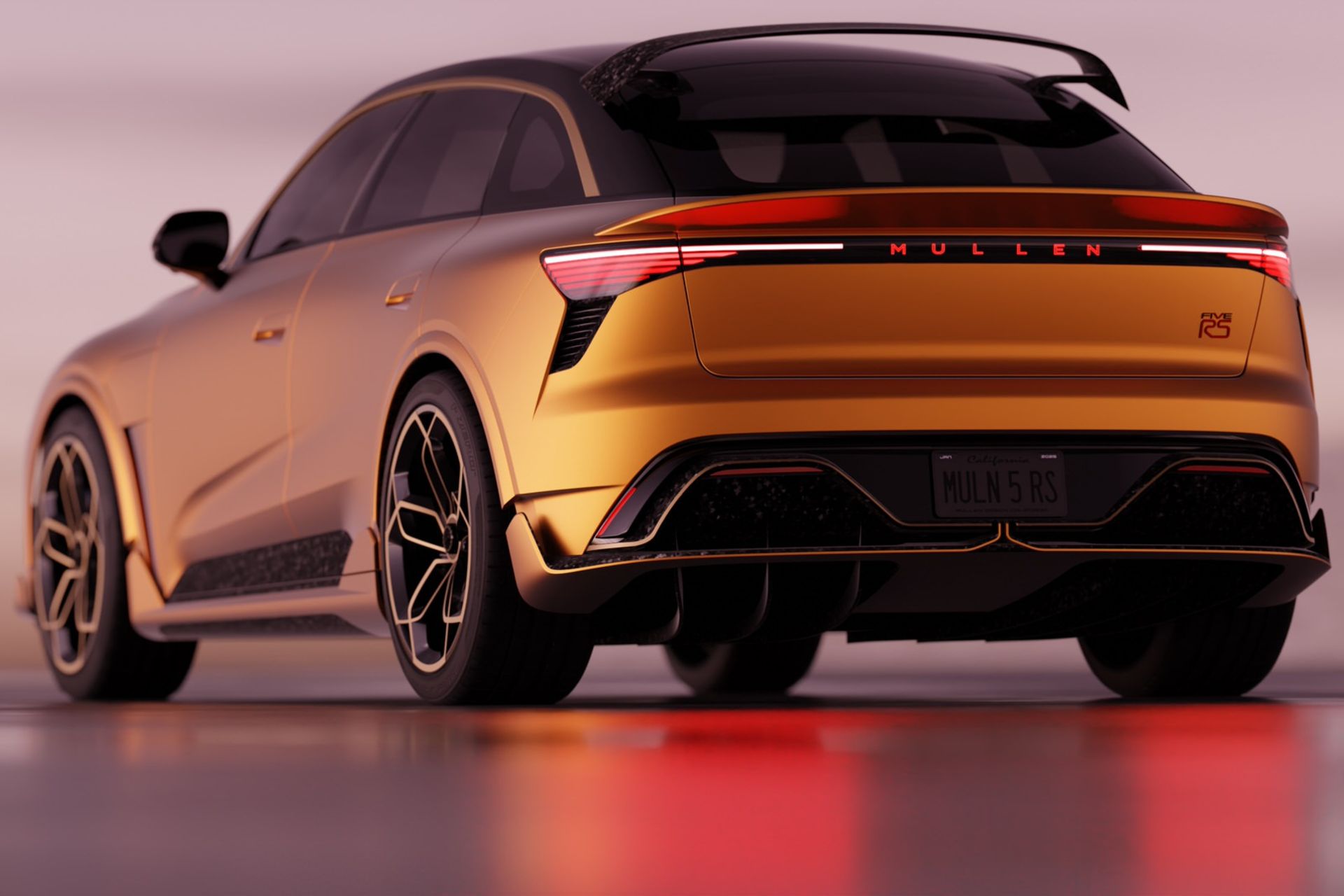 نمای پشت خودروی الکتریکی Mullen 5 RS در رنگ نارنجی با چراغ‌ های خطی روشن و دیفیوزر عقب