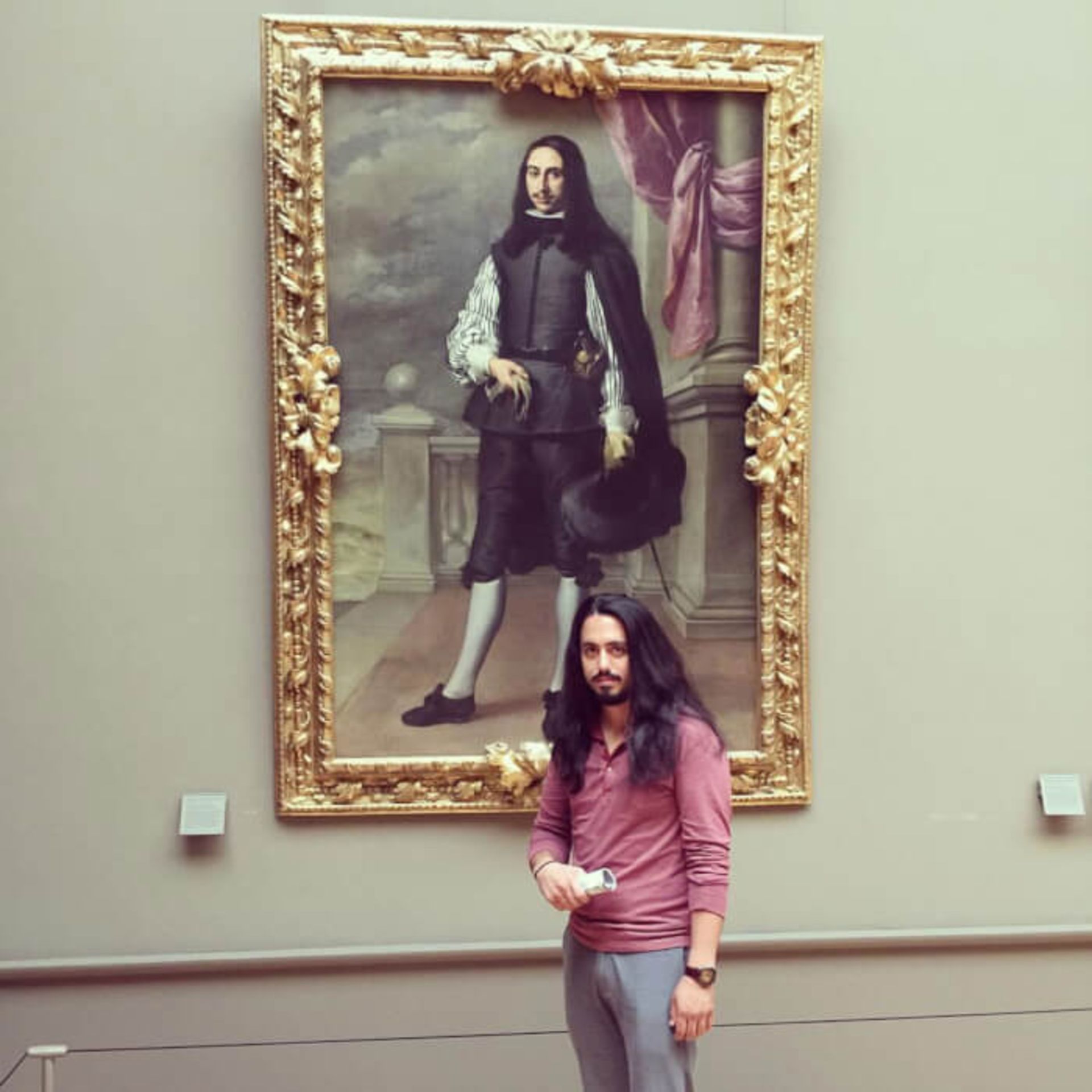 مردی با موهای بلند شبیه به تابلویی در موزه