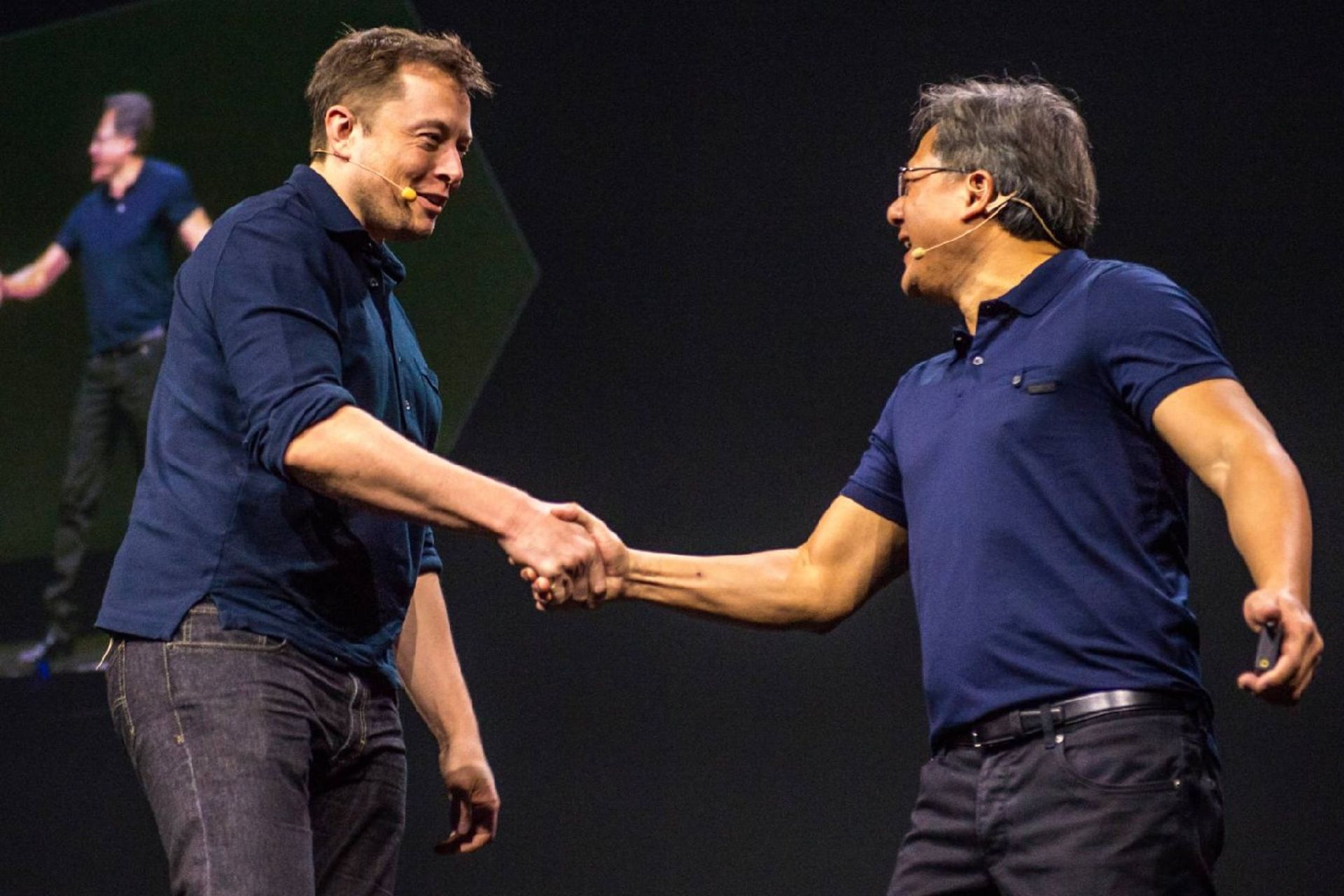 ایلان ماسک درحال دست دادن به جنسن هوانگ