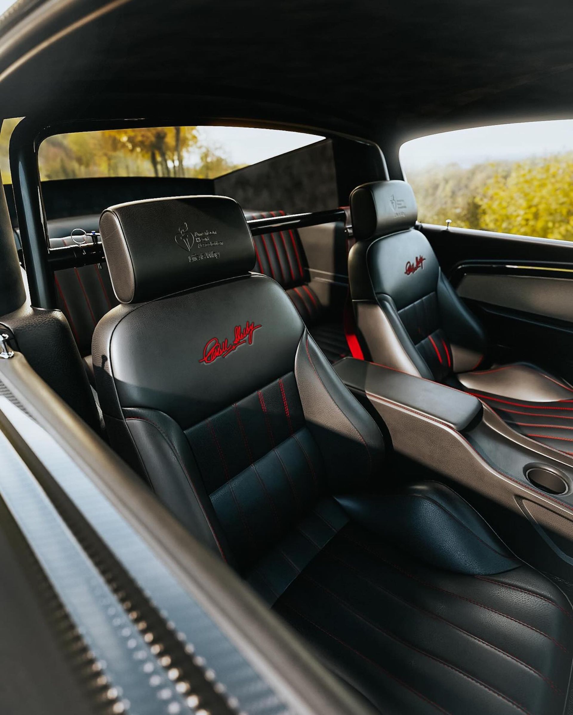 نمای داخلی و صندلی‌های جلو خودروی فورد موستانگ شلبی سنتنیال GT500CR 