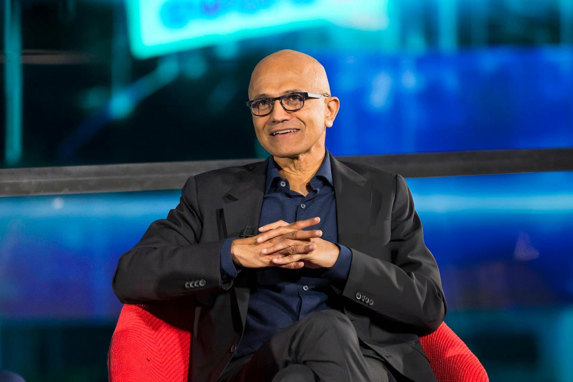 ساتیا نادلا / Satya Nadella مدیرعامل مایکروسافت با کت شلوار در مصاحبه