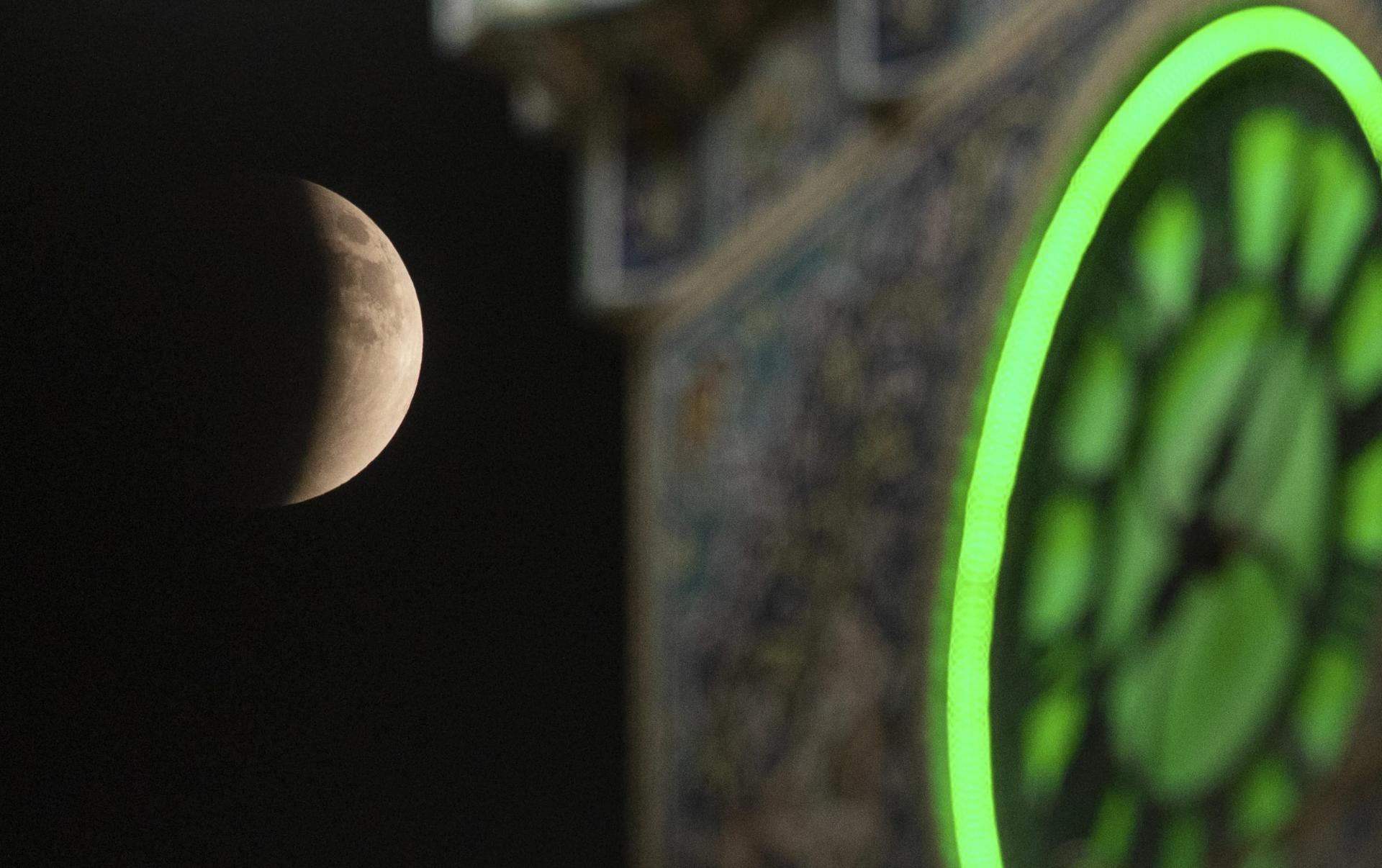 ماه خونین در نجف