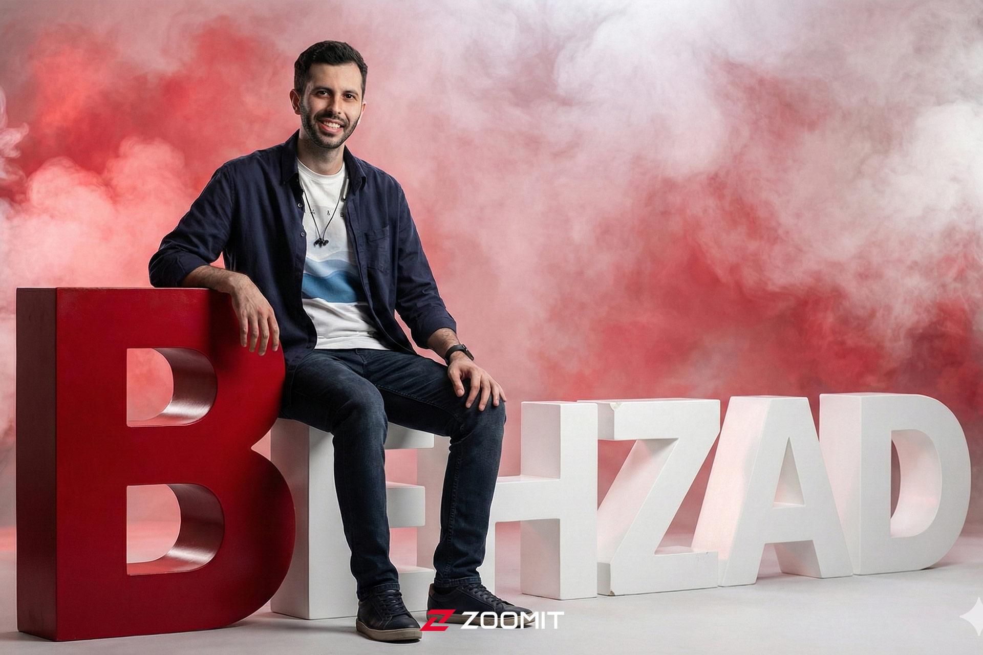 یک مرد که روی حروف نام اسمش نشسته