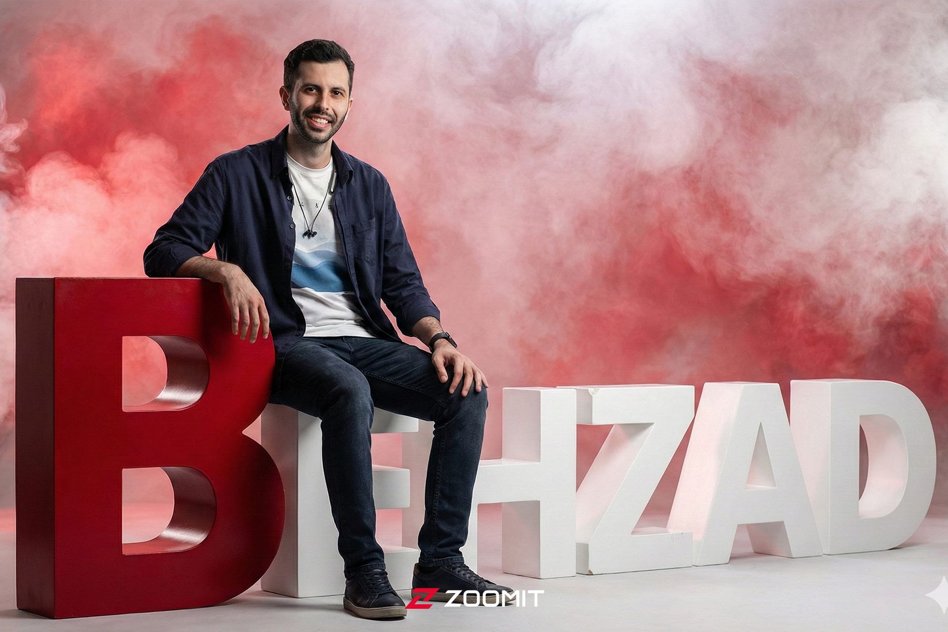 یک مرد که روی حروف نام اسمش نشسته