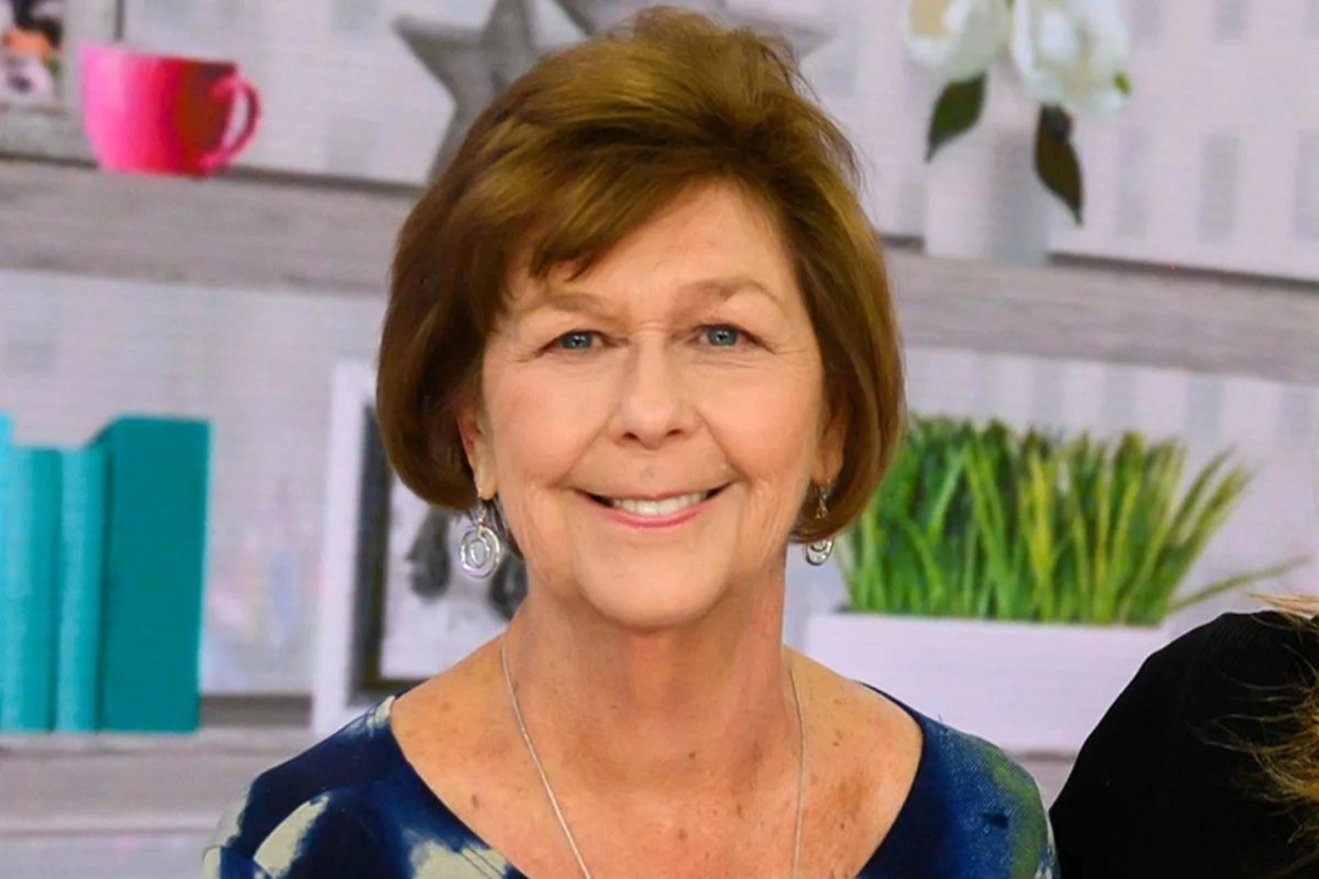 چهره‌ی یک زن مسن با لبخند