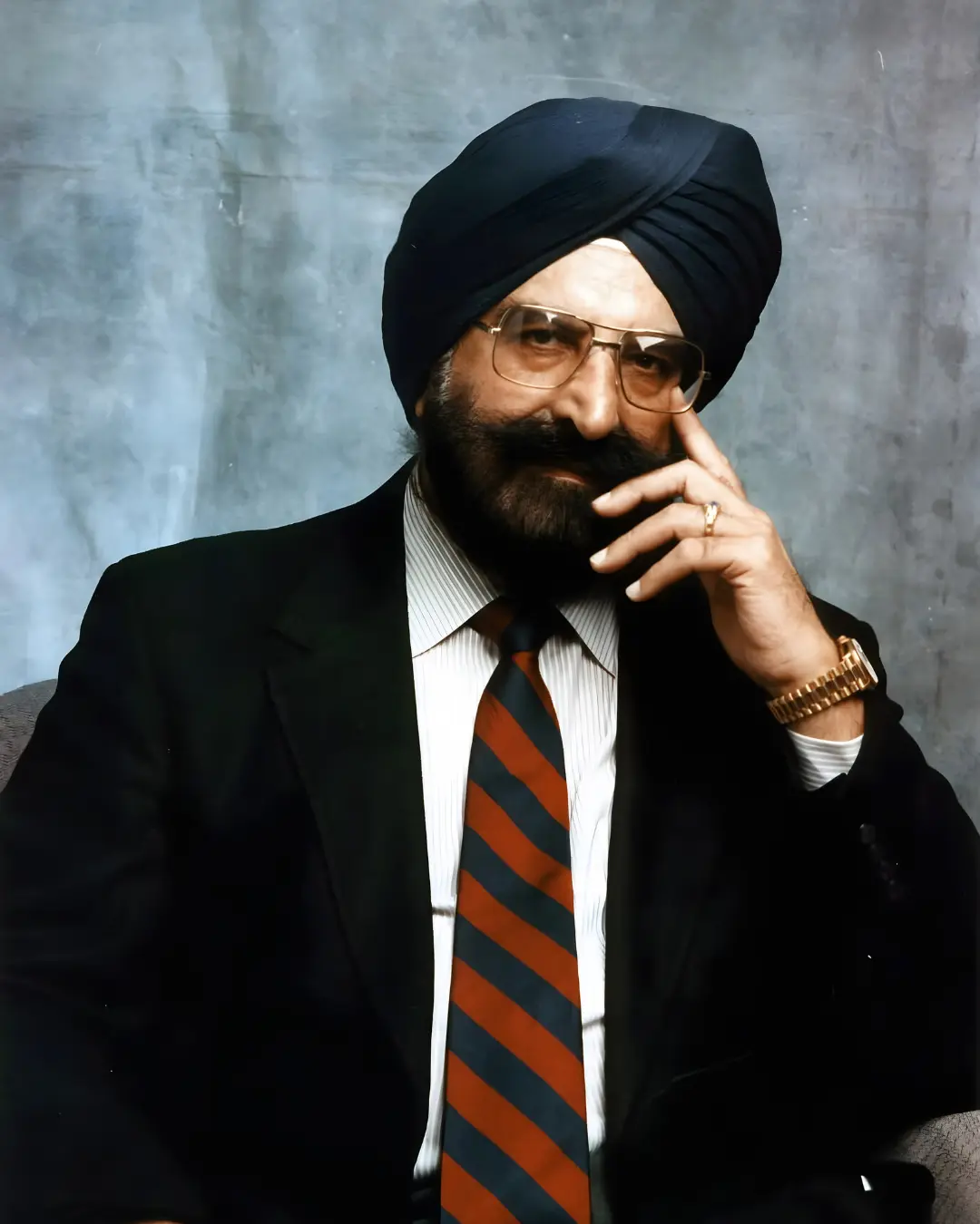 نارین‌در سینگ کاپانی (Narinder Singh Kapany) با سربند و عینک در حالت نیم‌رخ