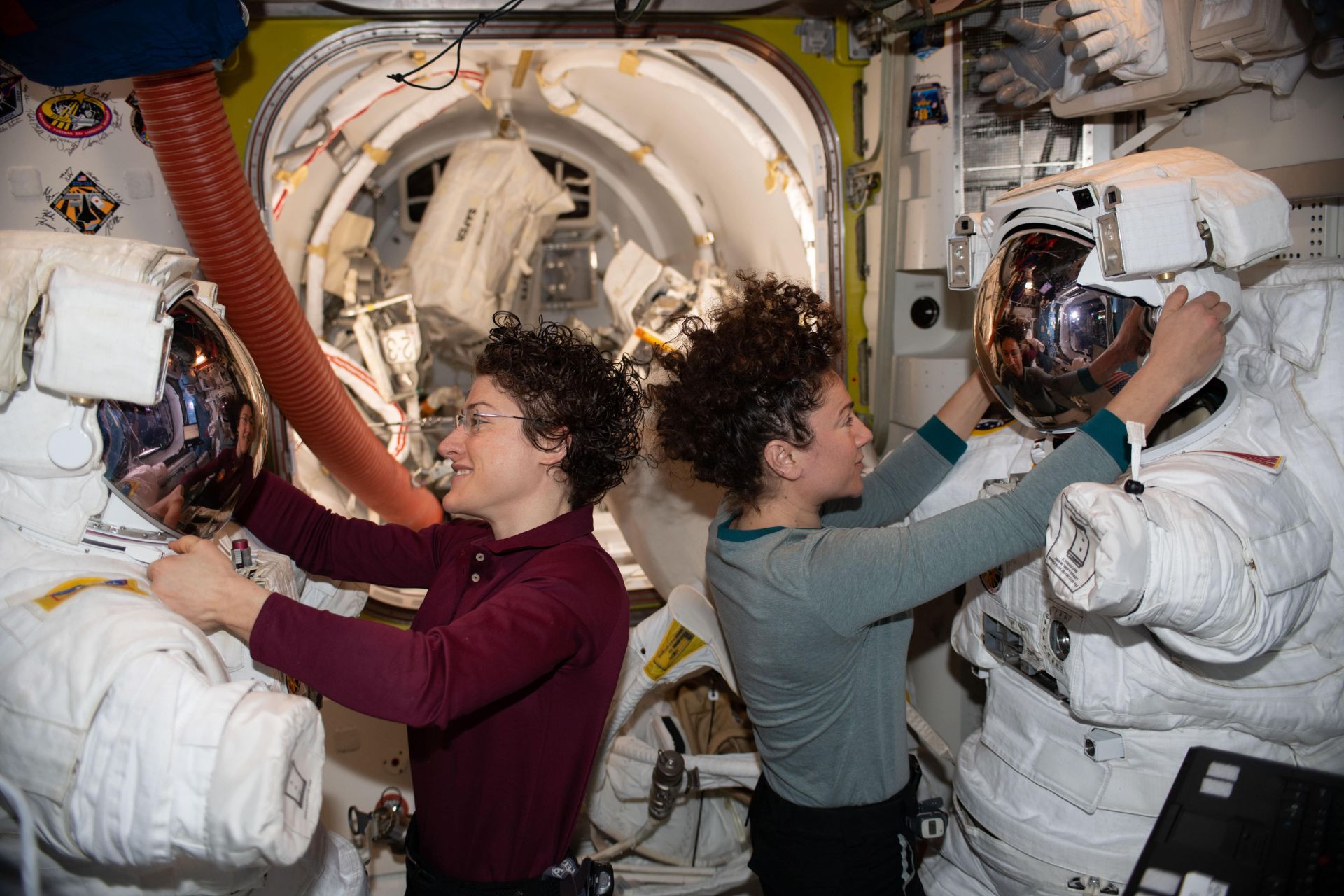 فضانوردان ناسا کریستینا کخ و جسیکا میر، روی لباس‌های فضایی ایالات متحده خود کار می‌کنند.