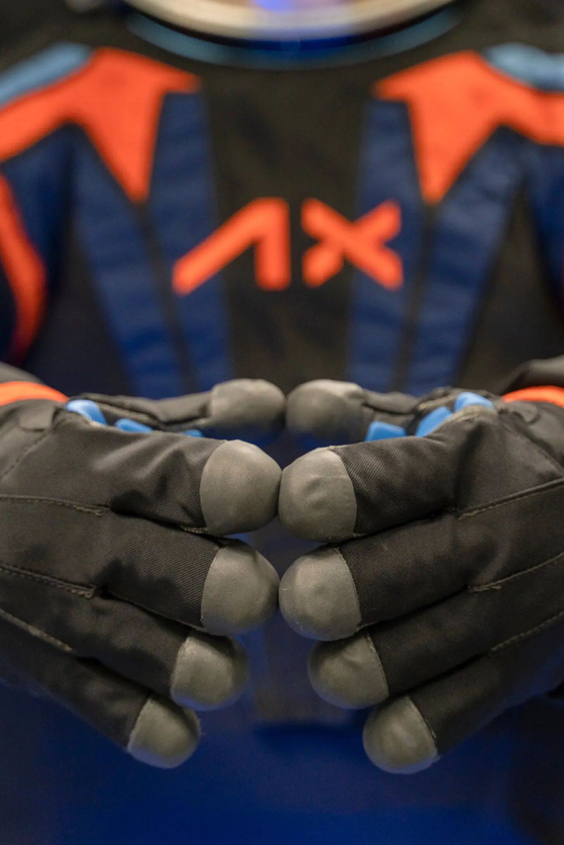 قسمت انگشتان دست لباس فضانوردی جدید ناسا