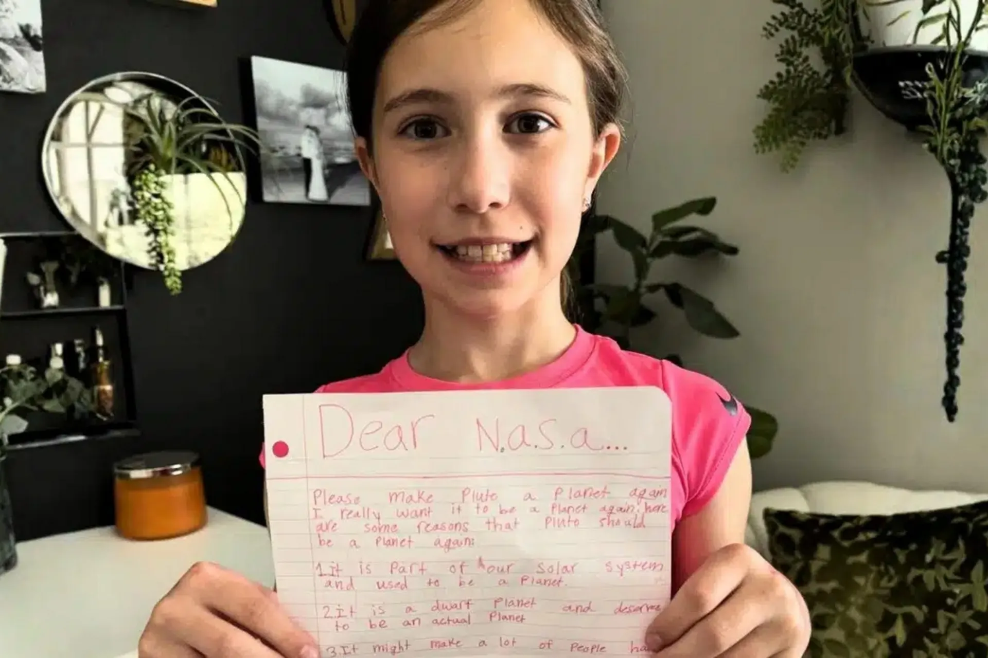 کایلا، دختربچه ۱۰ ساله، نامه‌ای را در دست دارد که برای ناسا نوشت.