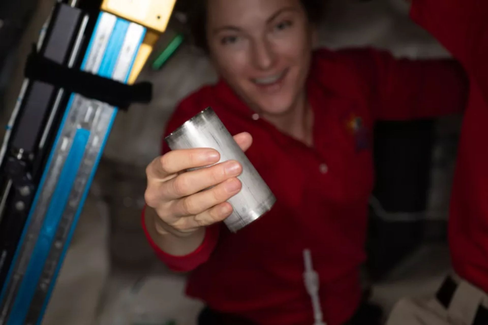 فضانورد ناسا کایلا بارون فیلتری را در مجمع پردازشگر آب نمک نگه می دارد که به بازیافت ادرار فضانوردان به آب آشامیدنی در ایستگاه فضایی بین المللی کمک می‌کند.