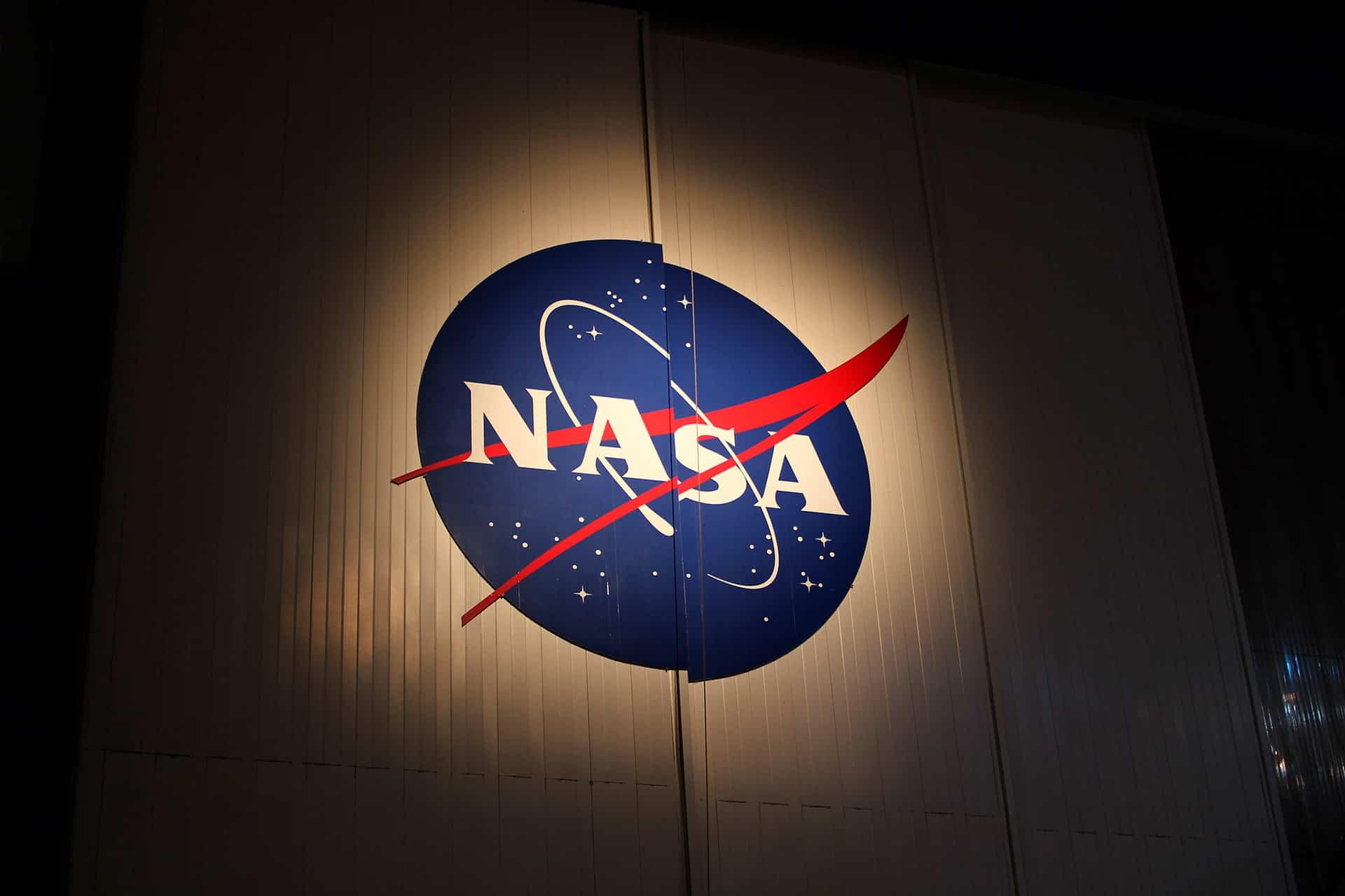 لوگوی ناسا روی ساختمان در شب
