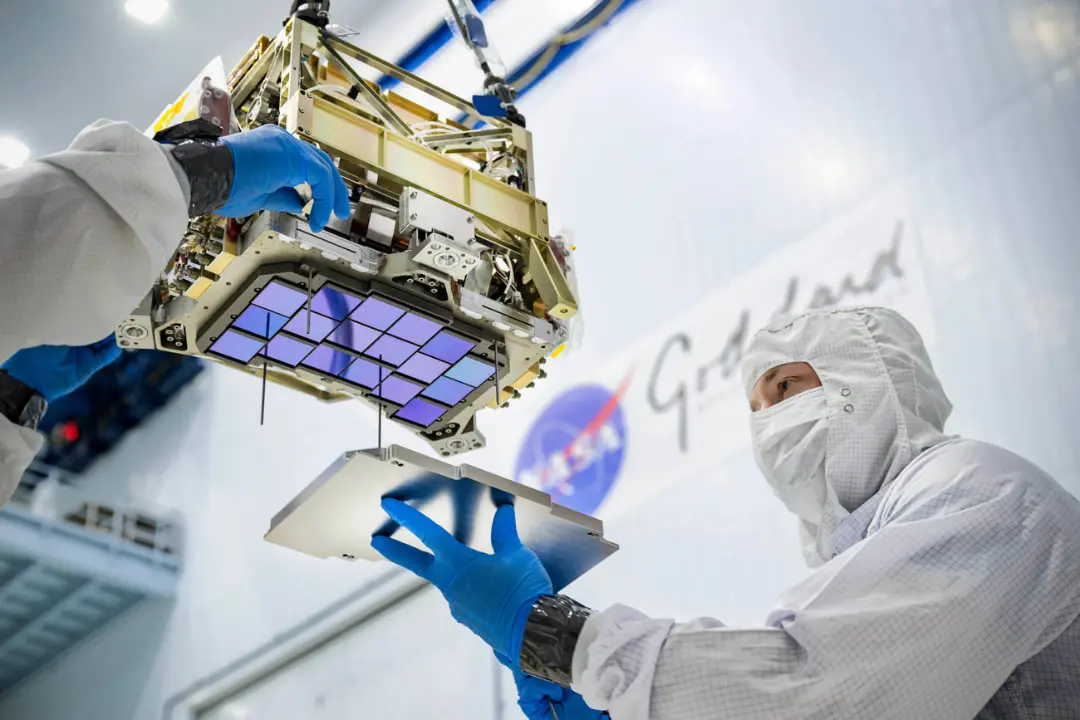 قطعات آینه تلسکوپ جدید ناسا (NASA) توسط تکنسین‌ها در اتاق تمیز نصب می‌شود