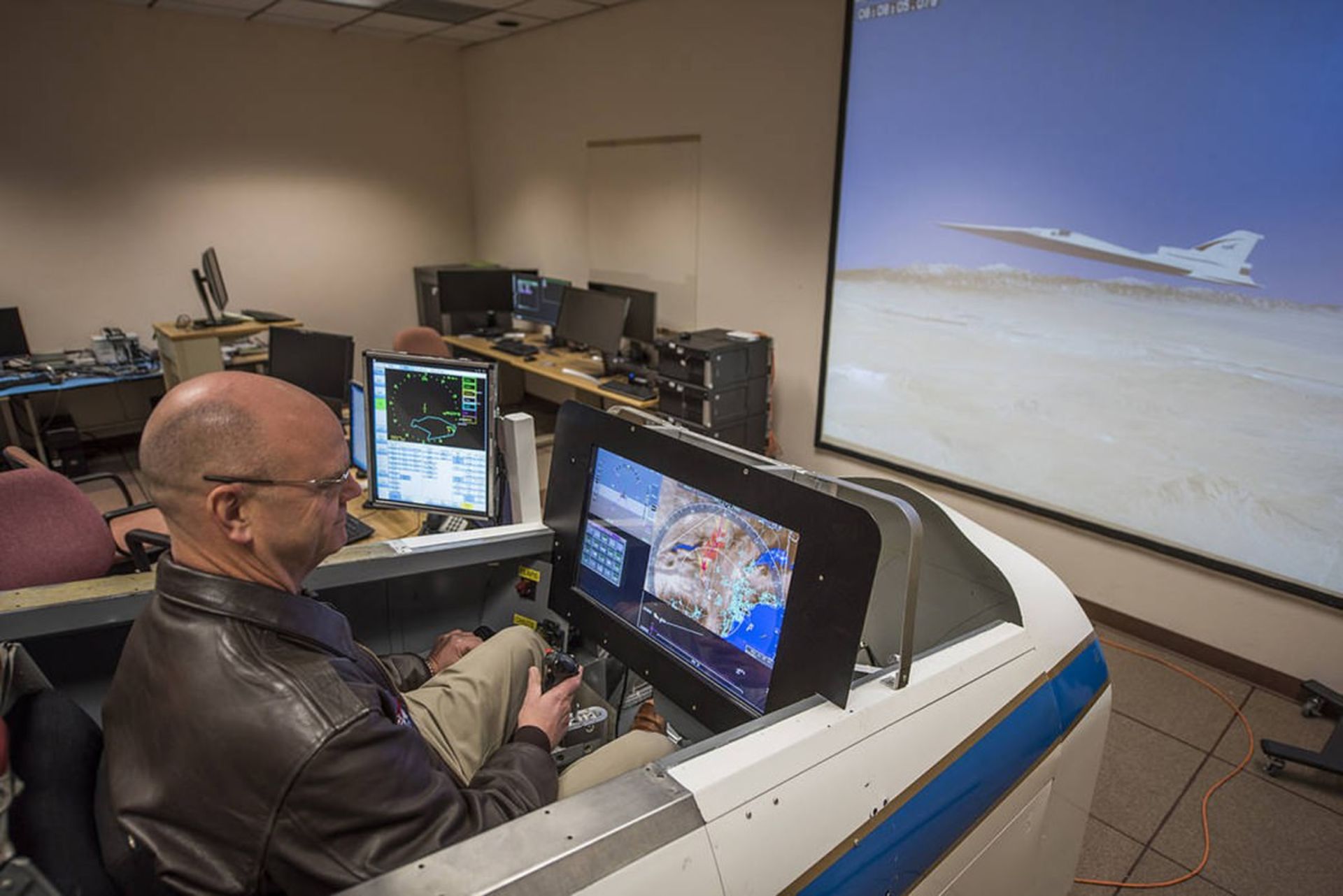 نیلز لارسون، خلبان آزمایش ناسا درحال کار با شبیه‌ساز پرواز X-59