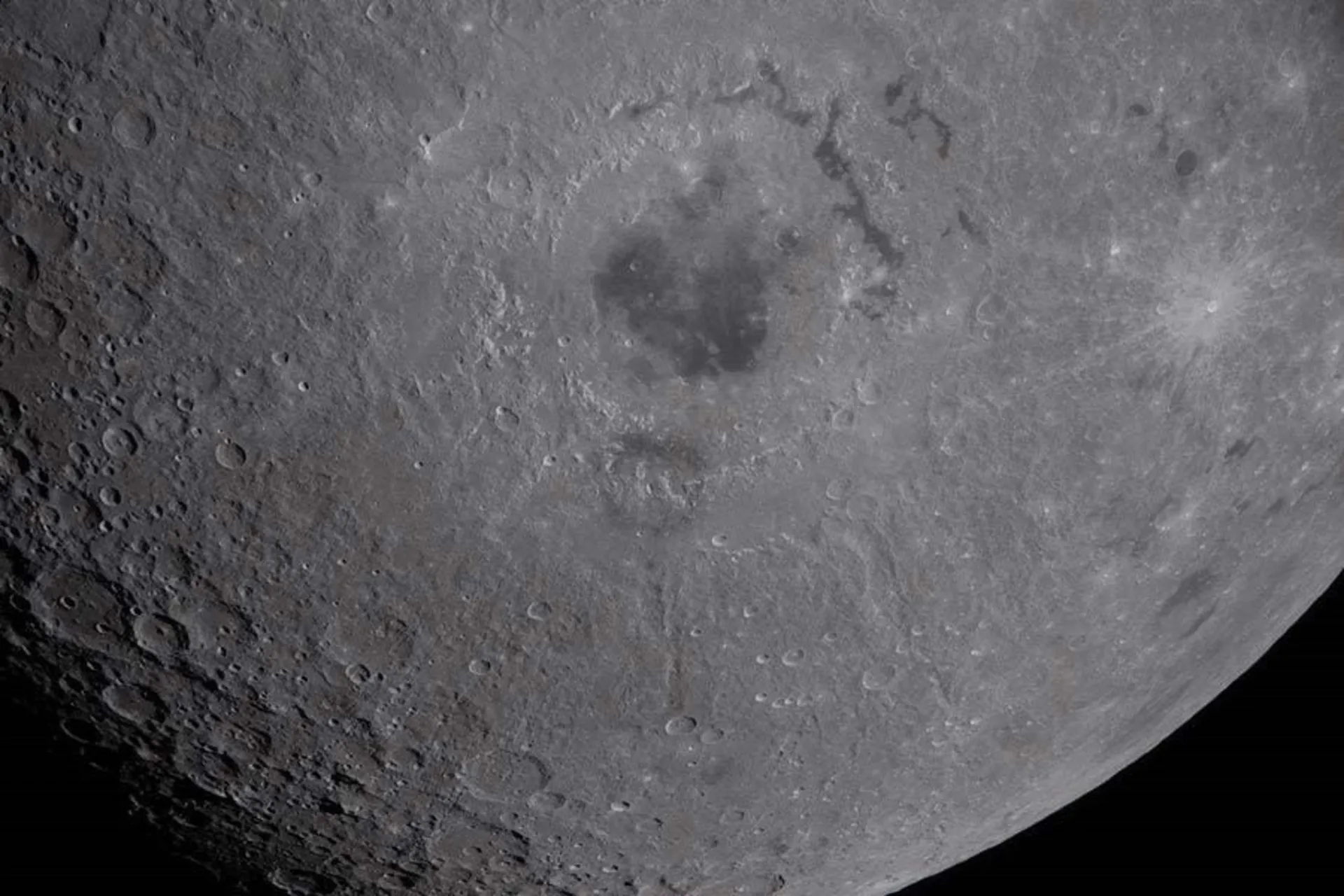 تصویری از سمت پنهان ماه که توسط خدمه‌ی ماموریت آرتمیس ۲ گرفته شده است.