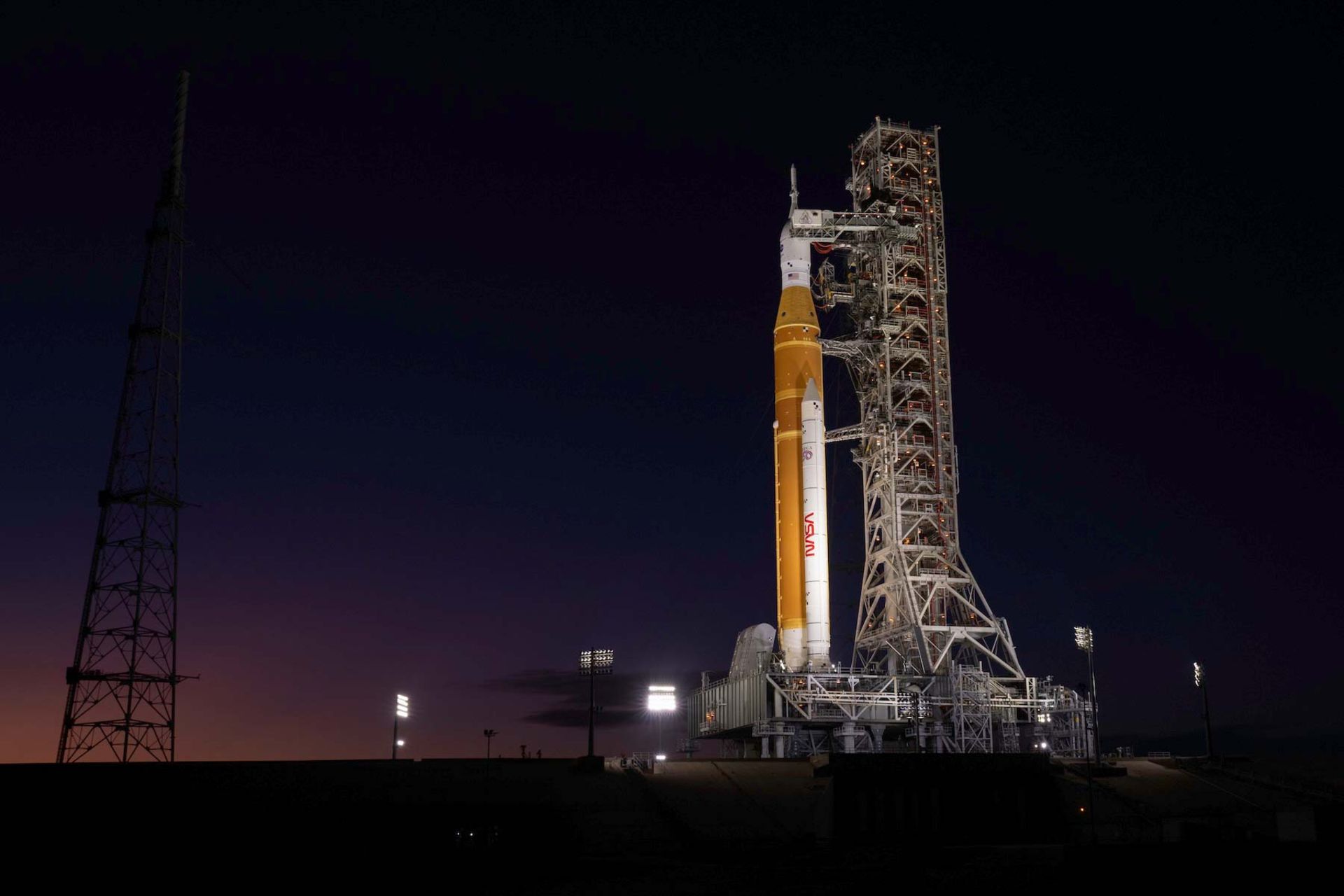موشک اسپیس لانچ سیستم ناسا روی سکوی پرتاب در تاریکی شب