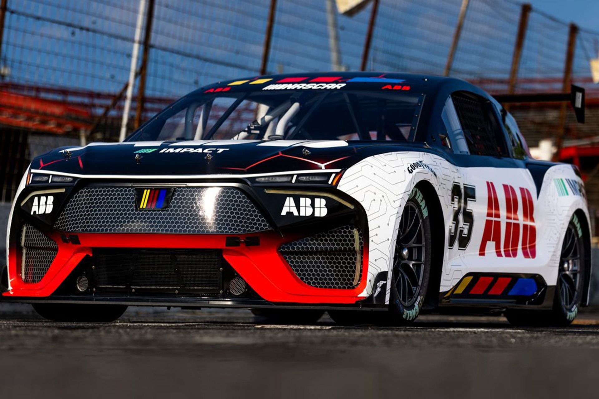 نمای سه‌چهارم جلو خودرو برقی ناسکار