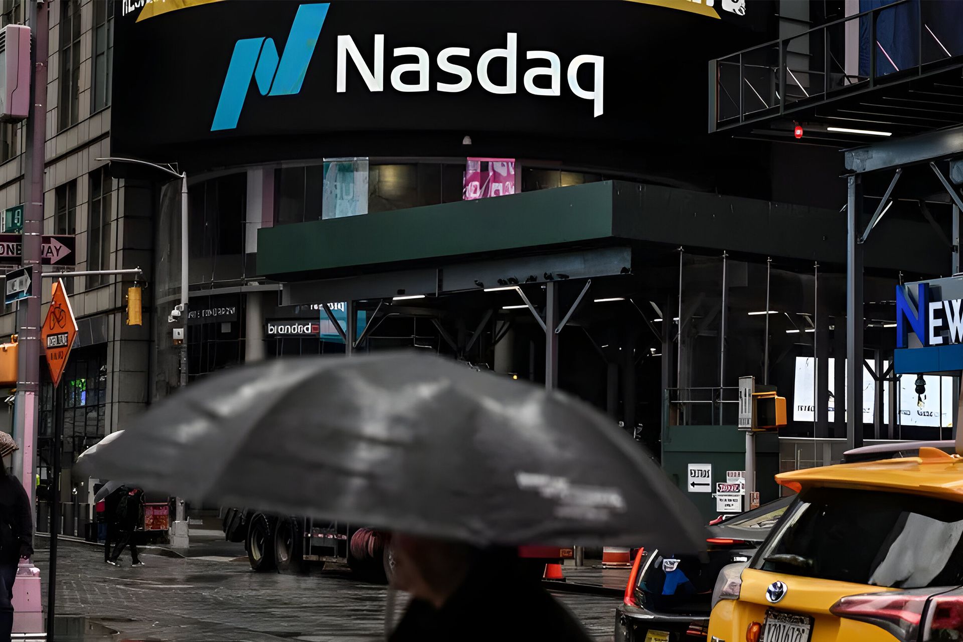 لوگو نزدک / لوگو nasdaq روی یک بیلیبورد در خیابان شلوغ