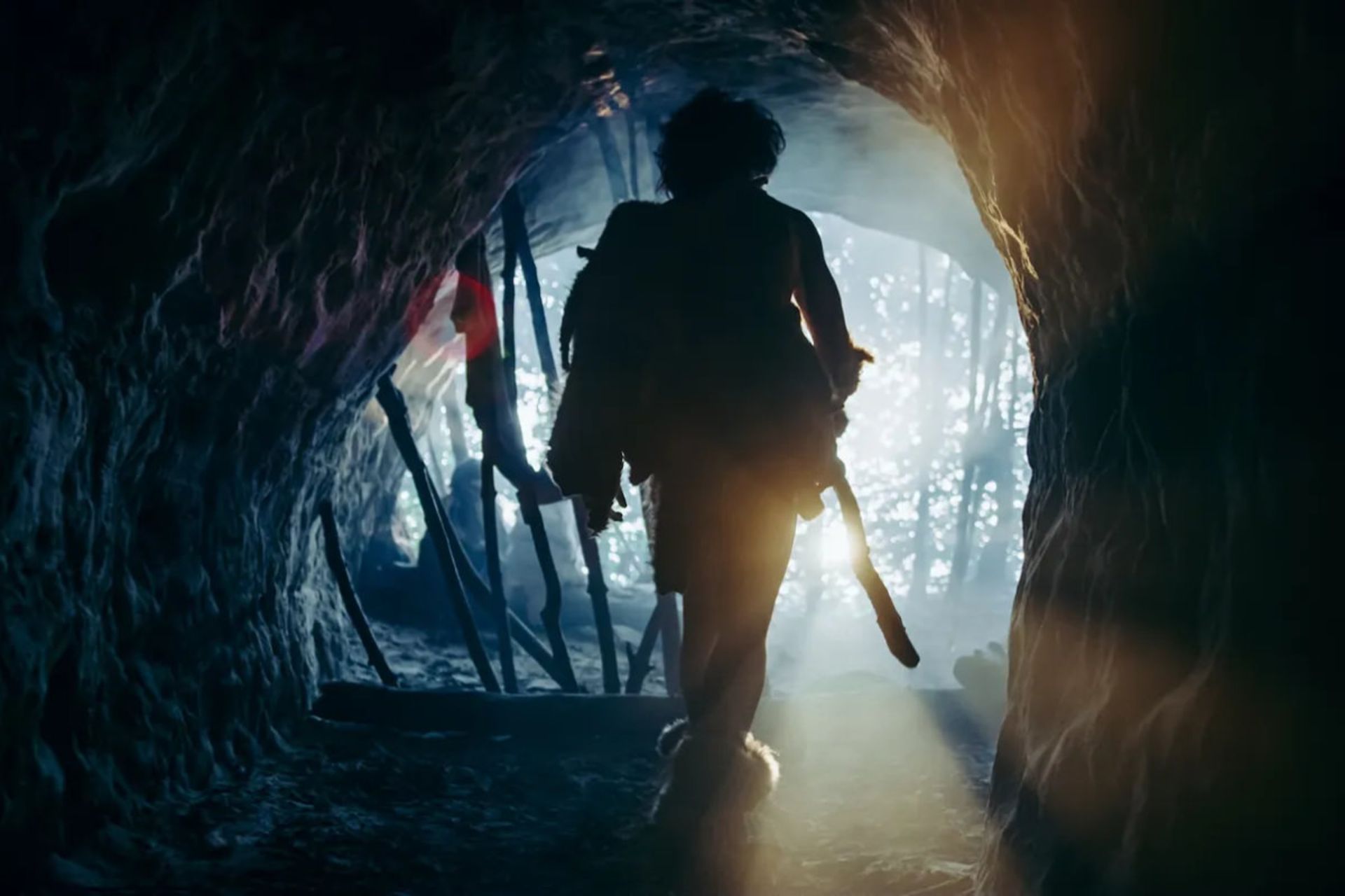 تصویرسازی یک نئاندرتال در تاریکی در حال خروج از غار