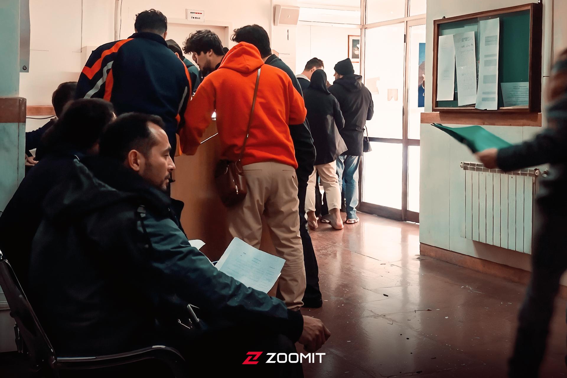 کارگران در اداره کار