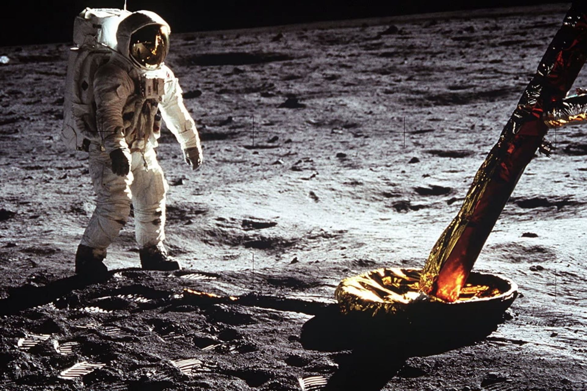 نیل آرمسترانگ روی سطح ماه