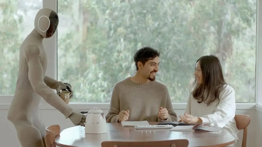 ربات نئو گاما در حال ریختن چای