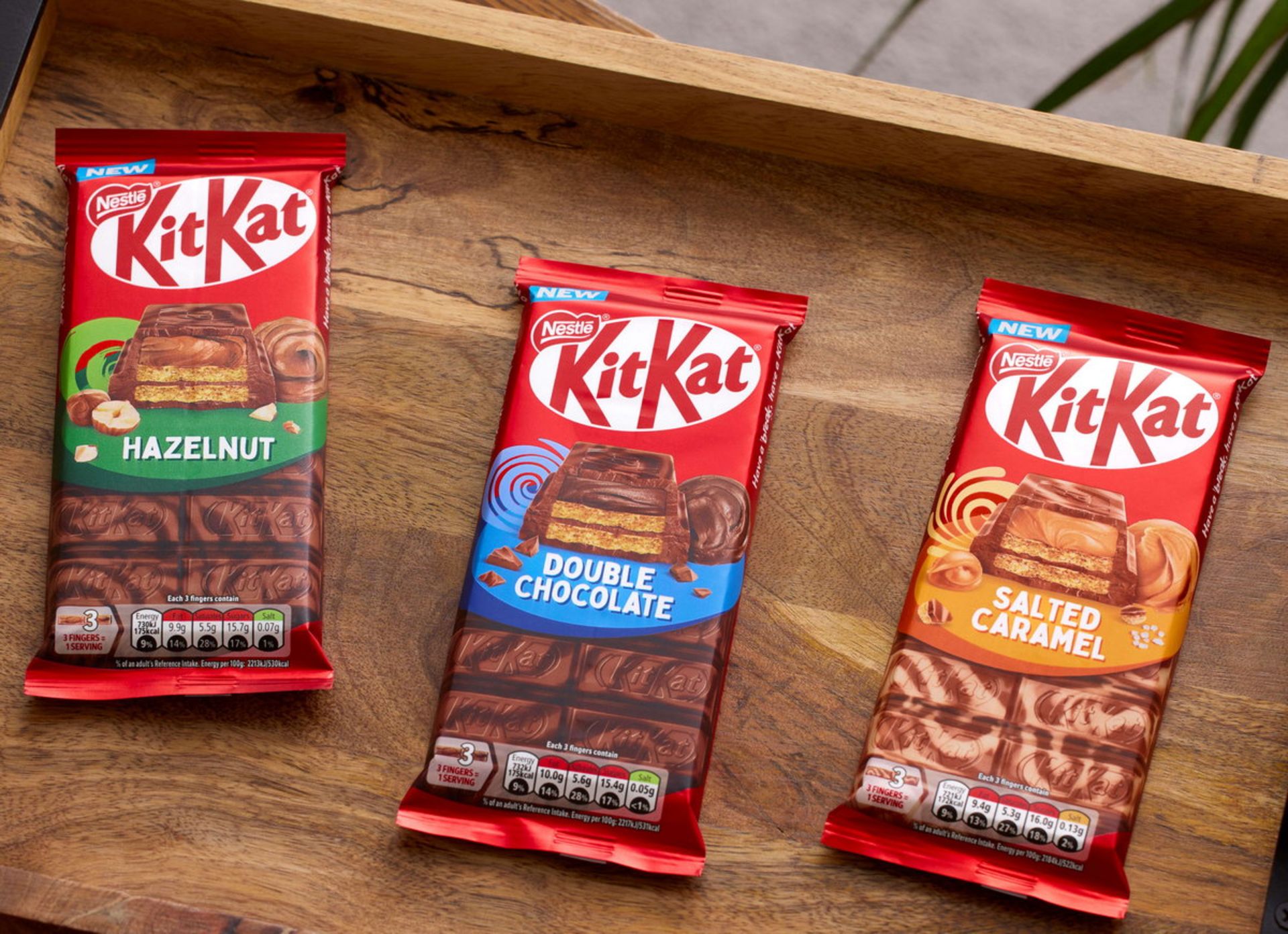 سه شکلات کیت‌کت نستله روی سینی چوبی