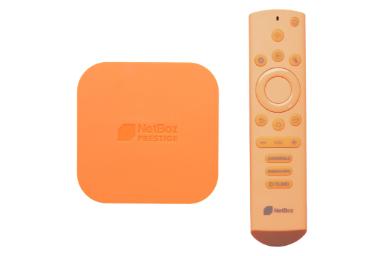 نمای کلی اندروید باکس نت باکس پرستیژ / NETBOX Prestige با نمایش کنترل و لوگوی اندروید باکس رنگ نارنجی