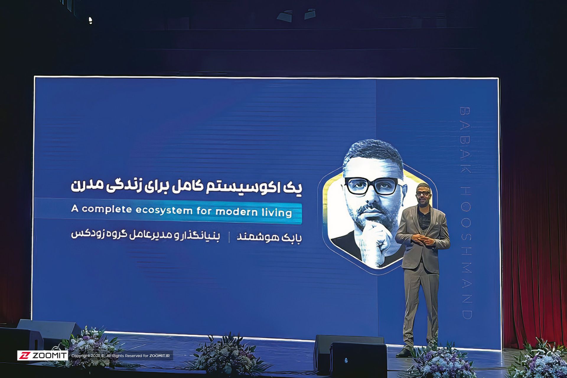 بابک هوشمند مدیرعامل زودکس در حال حرف زدن روی سن