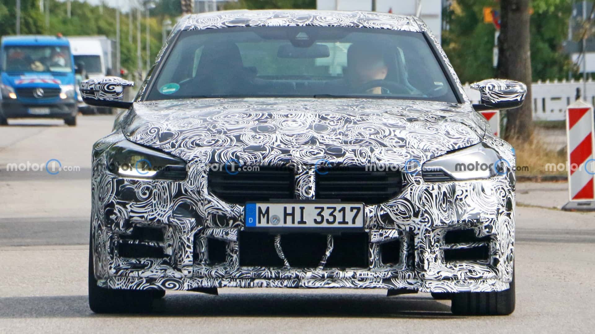 نمای جلویی خودرو BMW M2 CS با پوشش‌های استتاری
