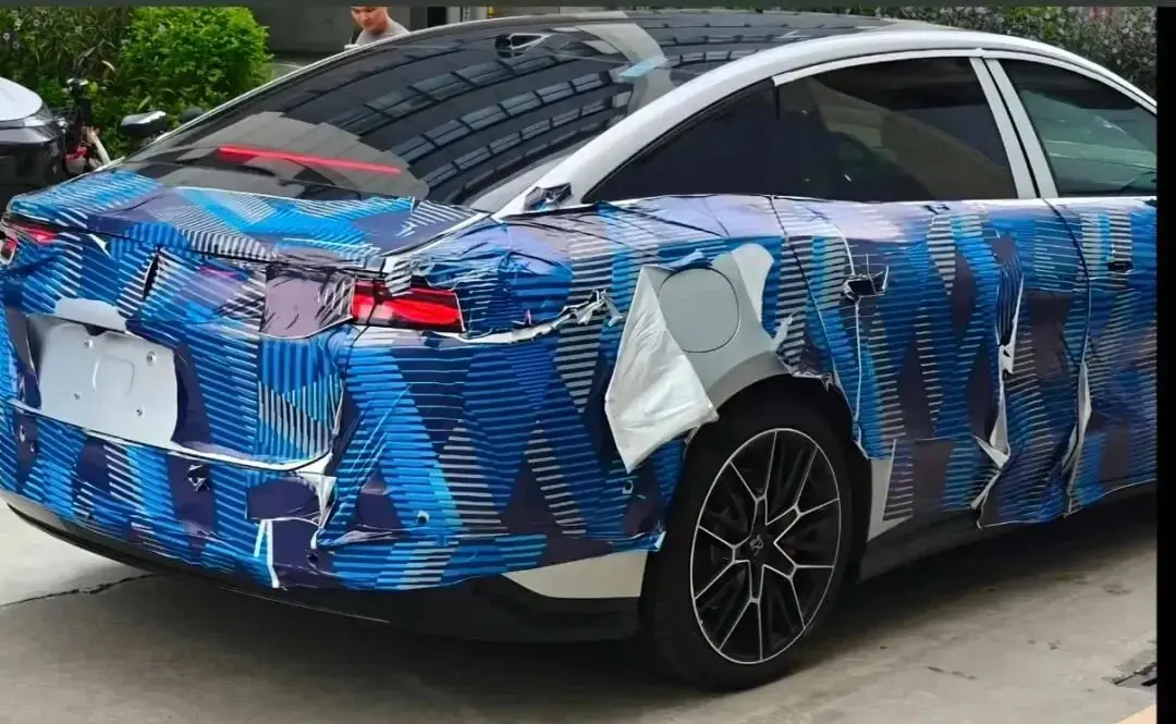 خودروی بی‌وای‌دی (BYD) با پوشش کدر و طرح‌های هندسی آبی