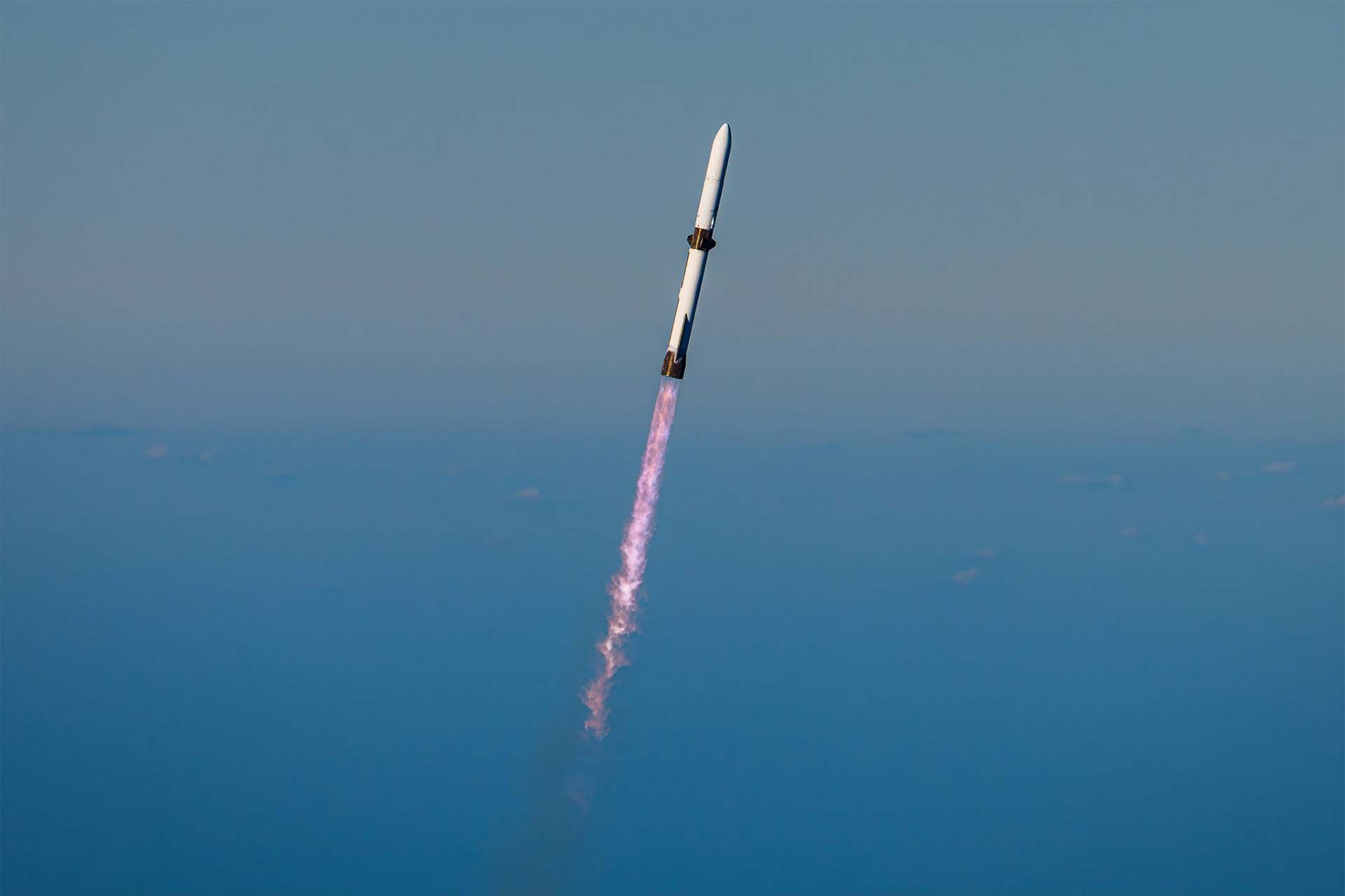 موشک نیوگلن بلو ارجین درحال صعود در آسمان